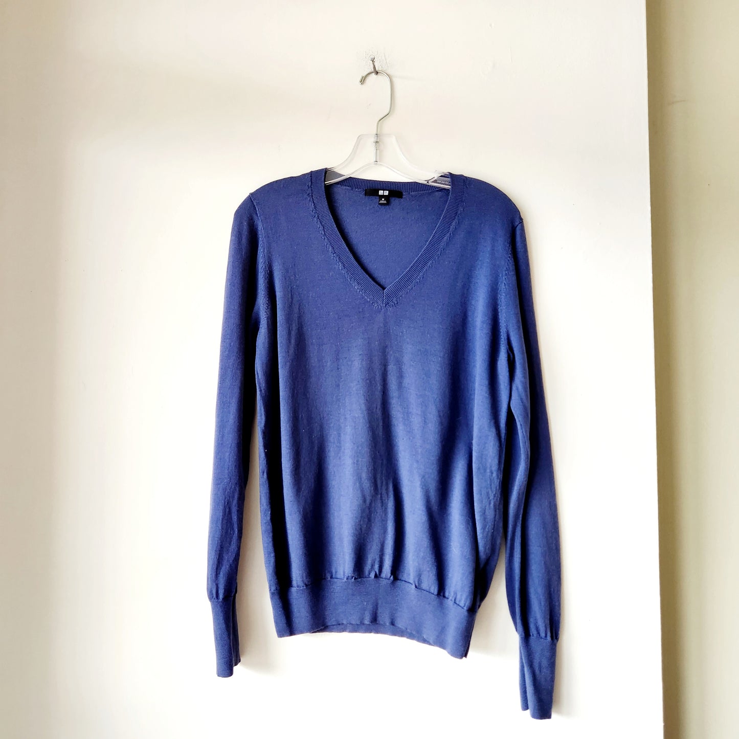 Uniqlo 100% Wool Fine Knit V-Neck Sweater - M