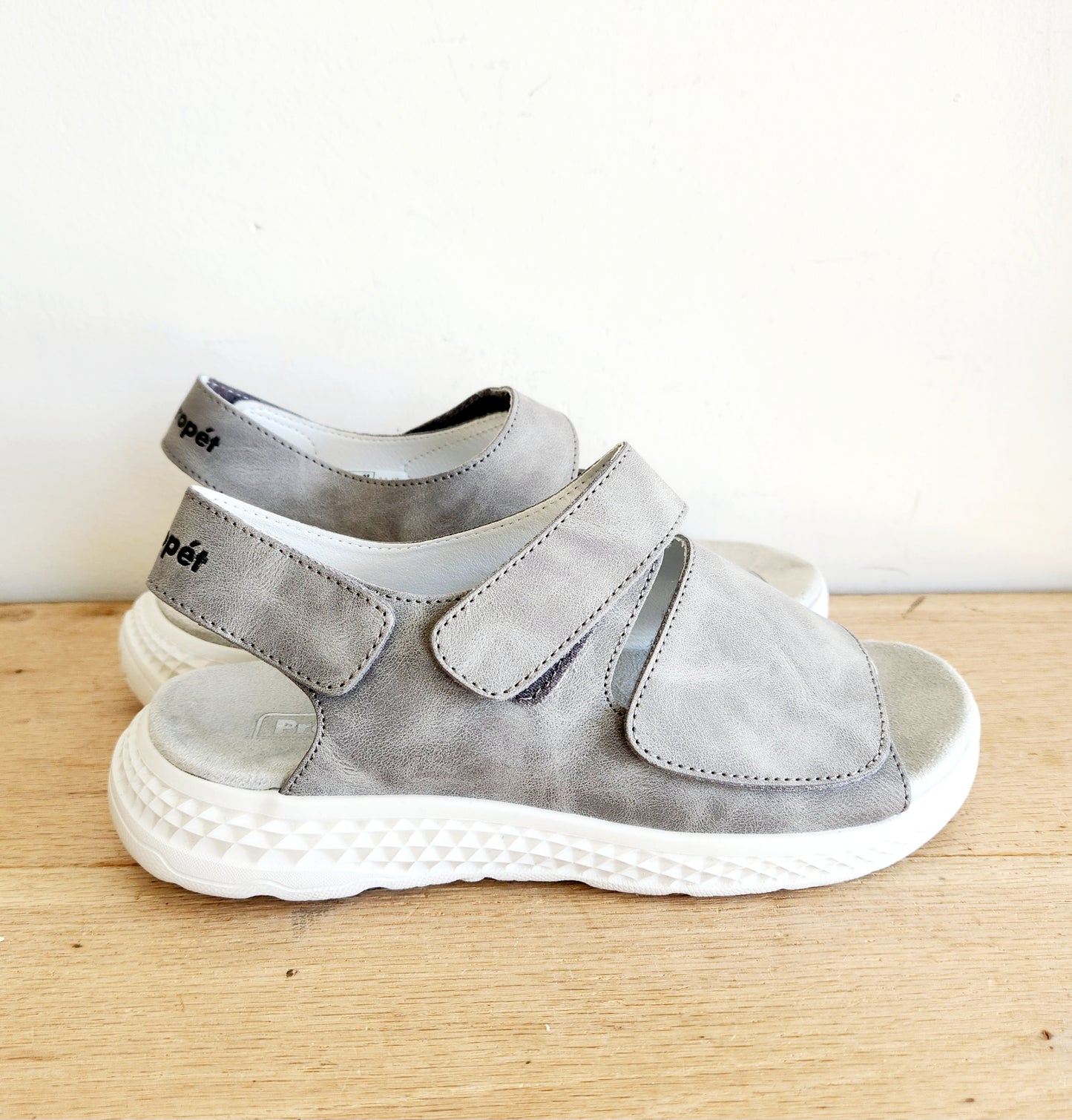 Propét Velcro Active Sandals - size 8.5 XX Wide - Like New