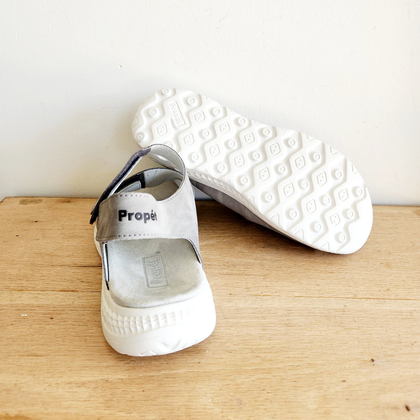 Propét Velcro Active Sandals - size 8.5 XX Wide - Like New