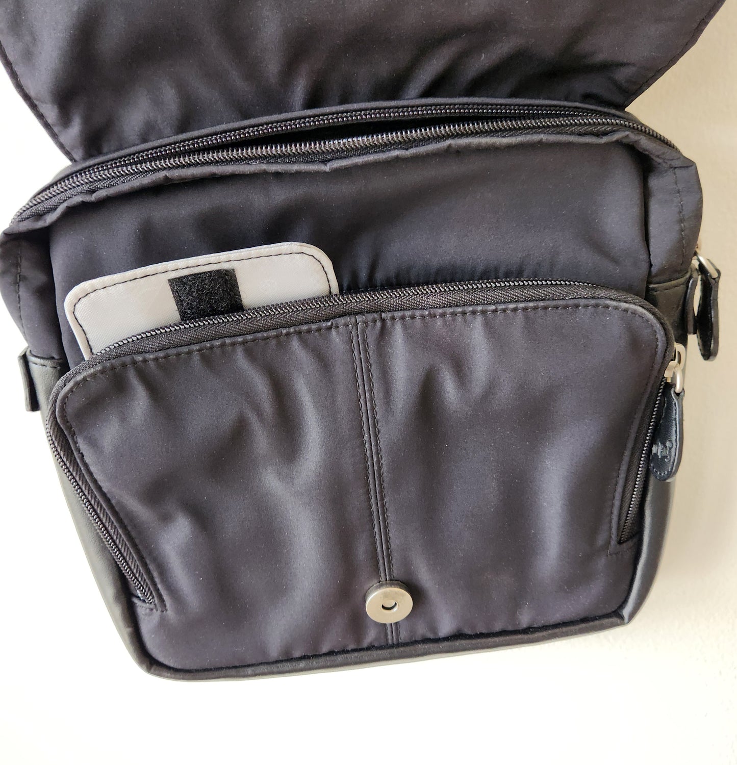 Ameribag Crossbody Bag with multipockets