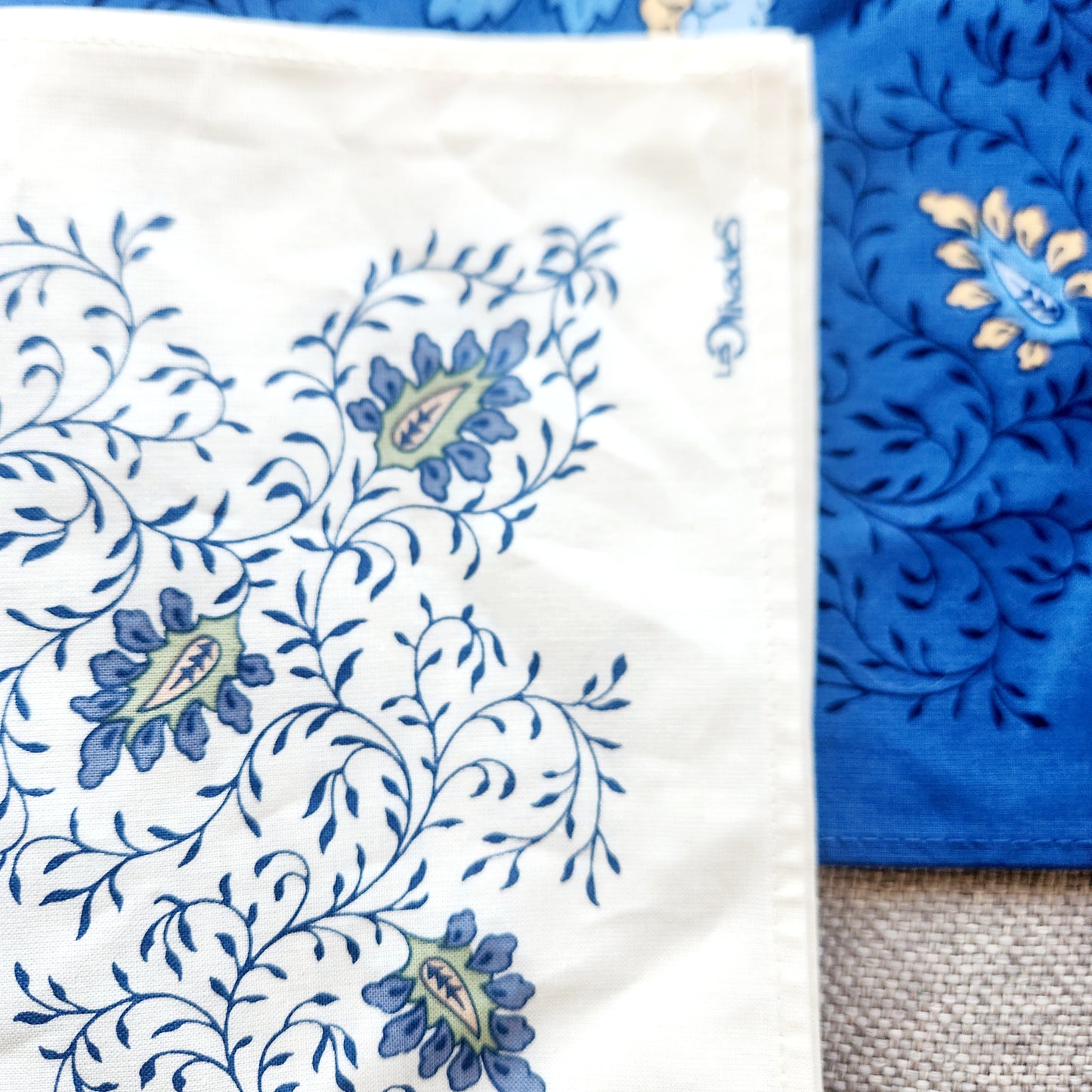 Les Olivades Blue and White Floral Napkin Set of 4 Like New