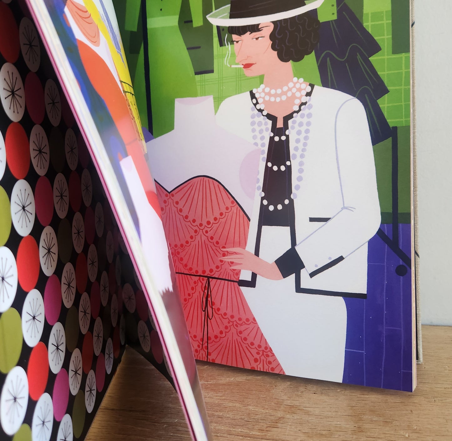 Mid-Century Modern Women In the Visual Arts HB