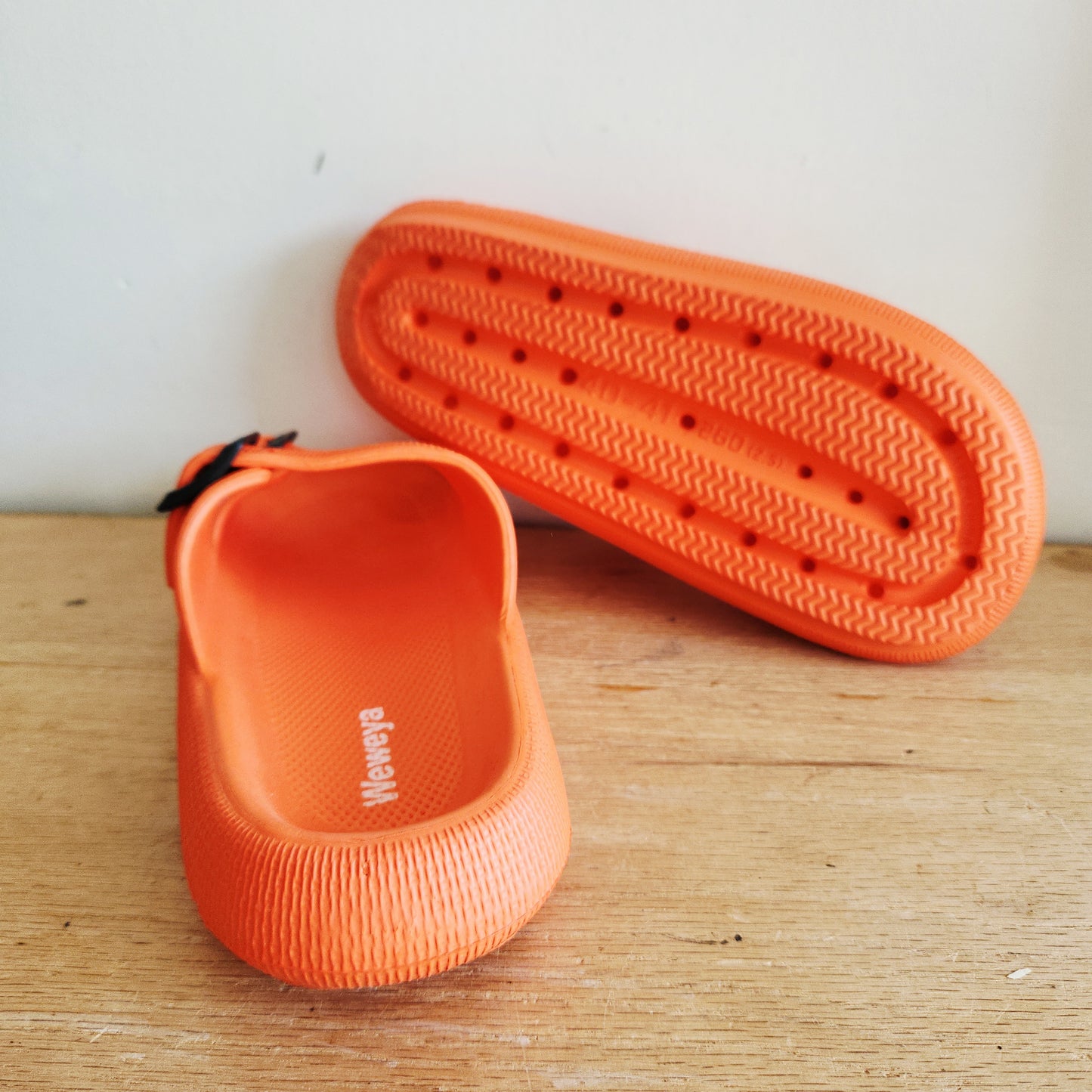 Weweya Bright Orange Cloud Slides - size 40-41