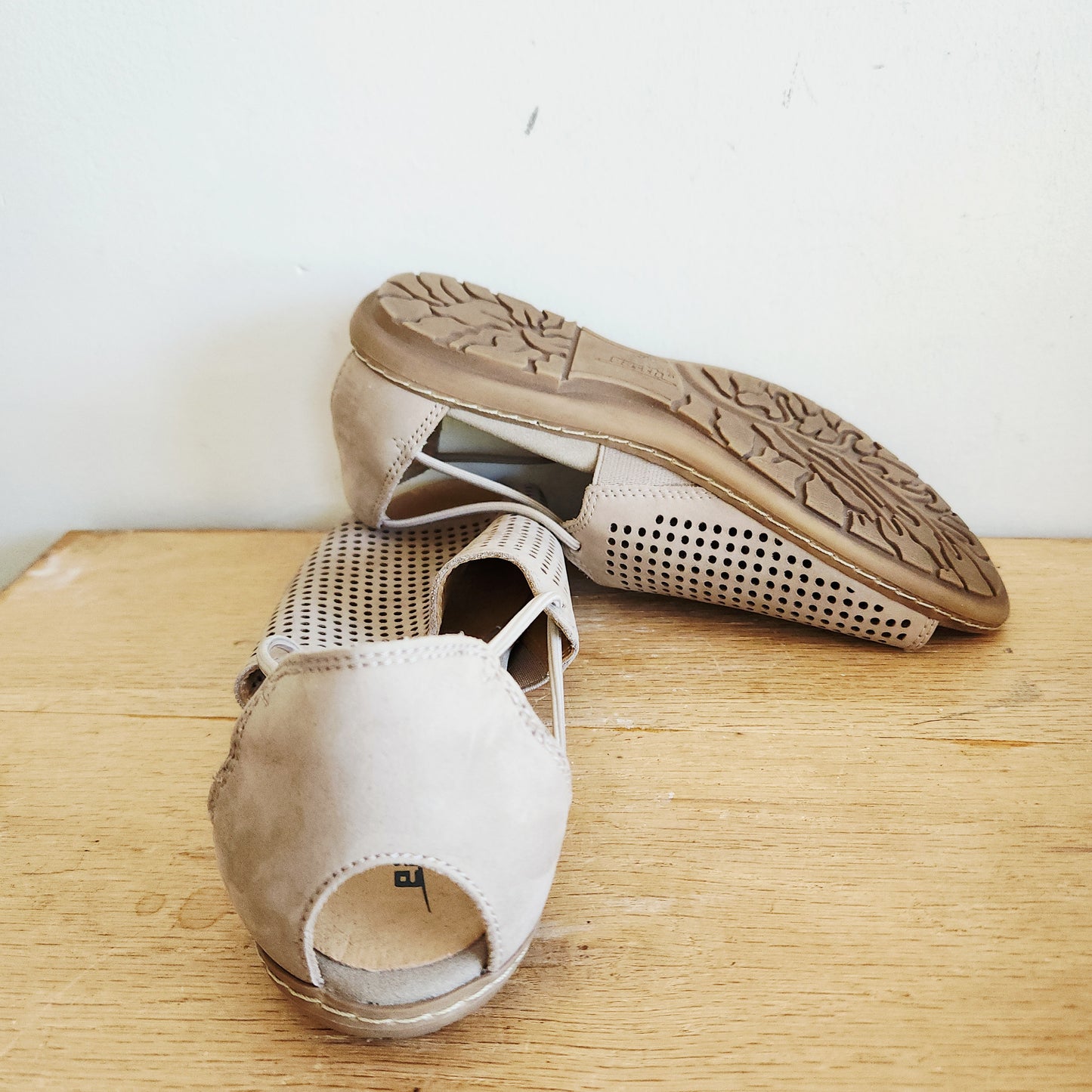 Earth Slip On Shoes - size 6B