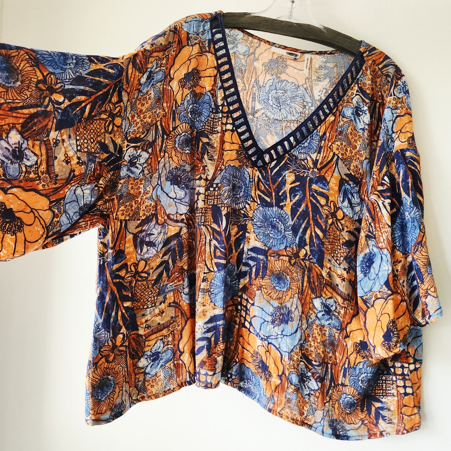 Luq Boxy Fit V-Neck Top - L