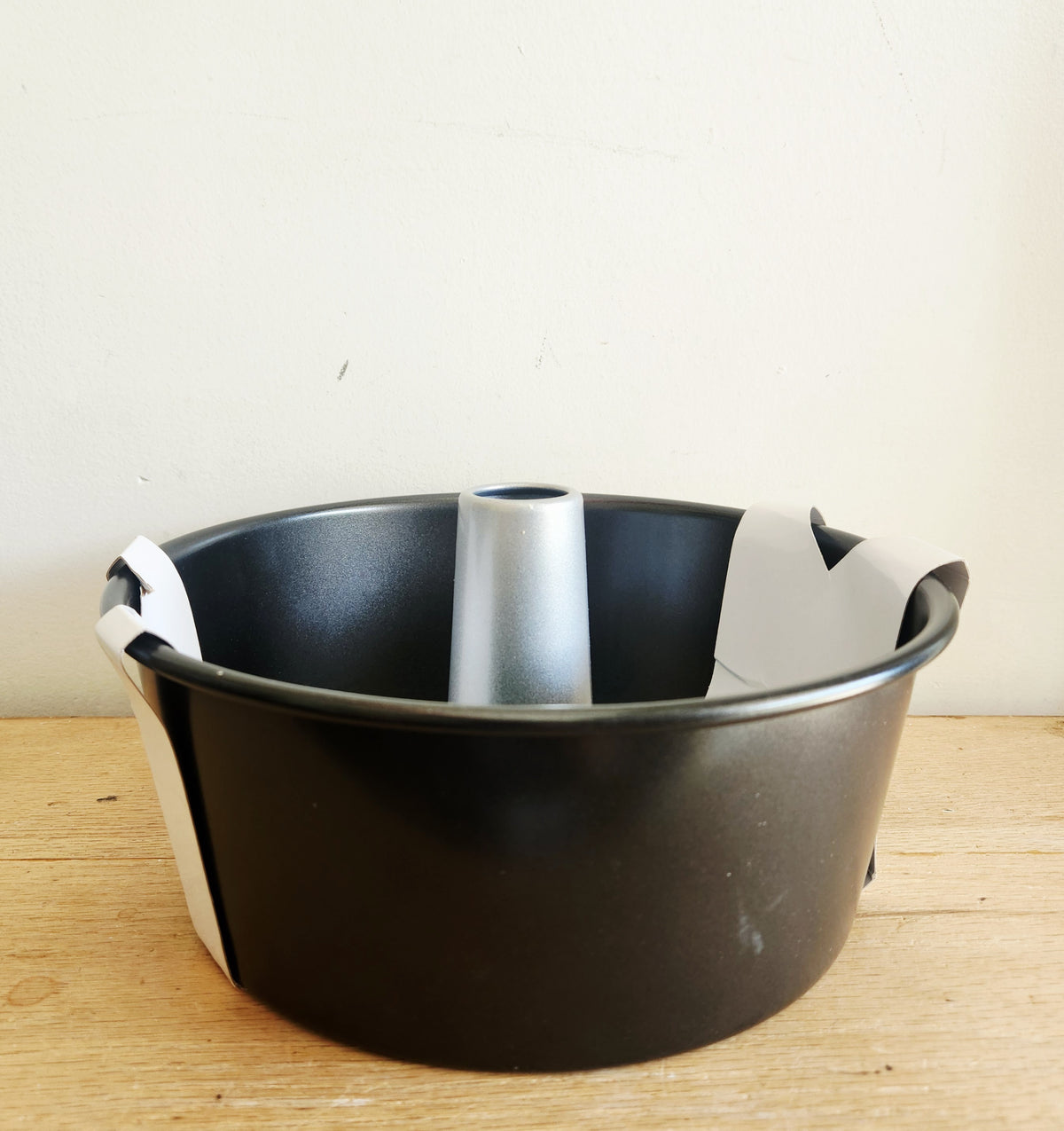 Cuisinart Chef's Classic 9" Non-Stick Two-Toned Tube Cake Pan NEW