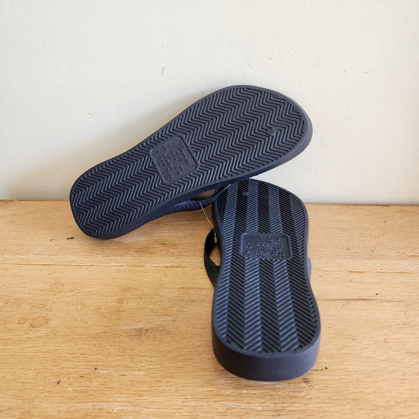 Archies Flip Flops - size Women's 8/Men's 7 - Like New