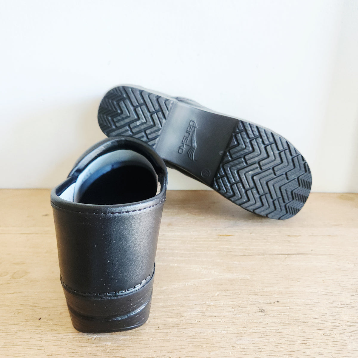Dansko Black Closed Back Clogs - size 40 Wide