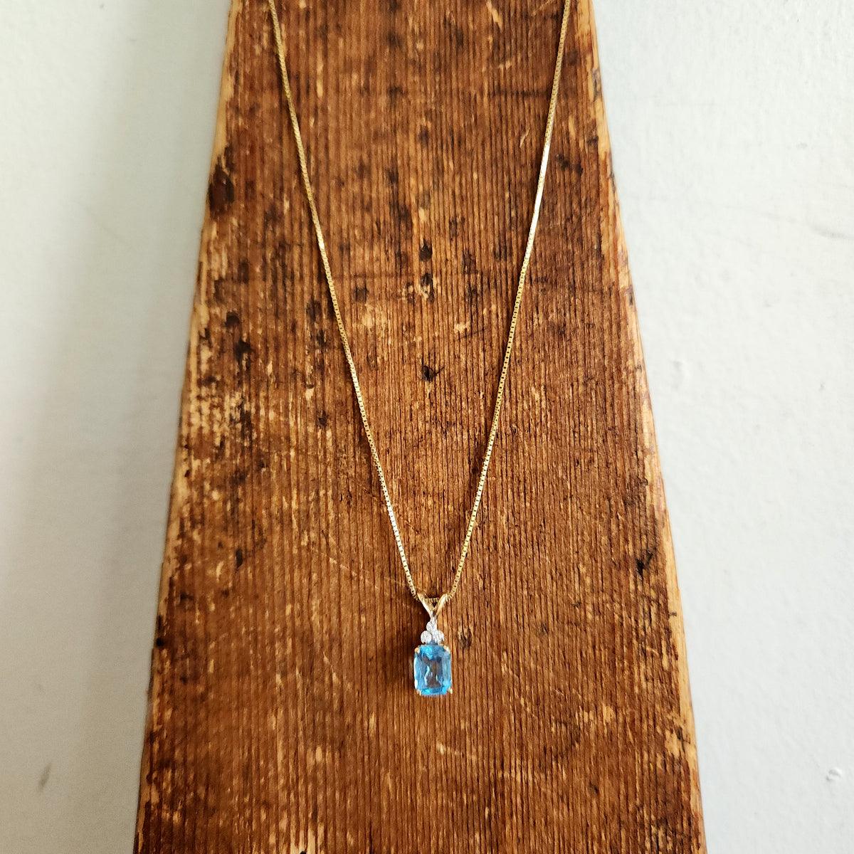 14K/585 Chain with 10K Cubic Zirconia Pendant