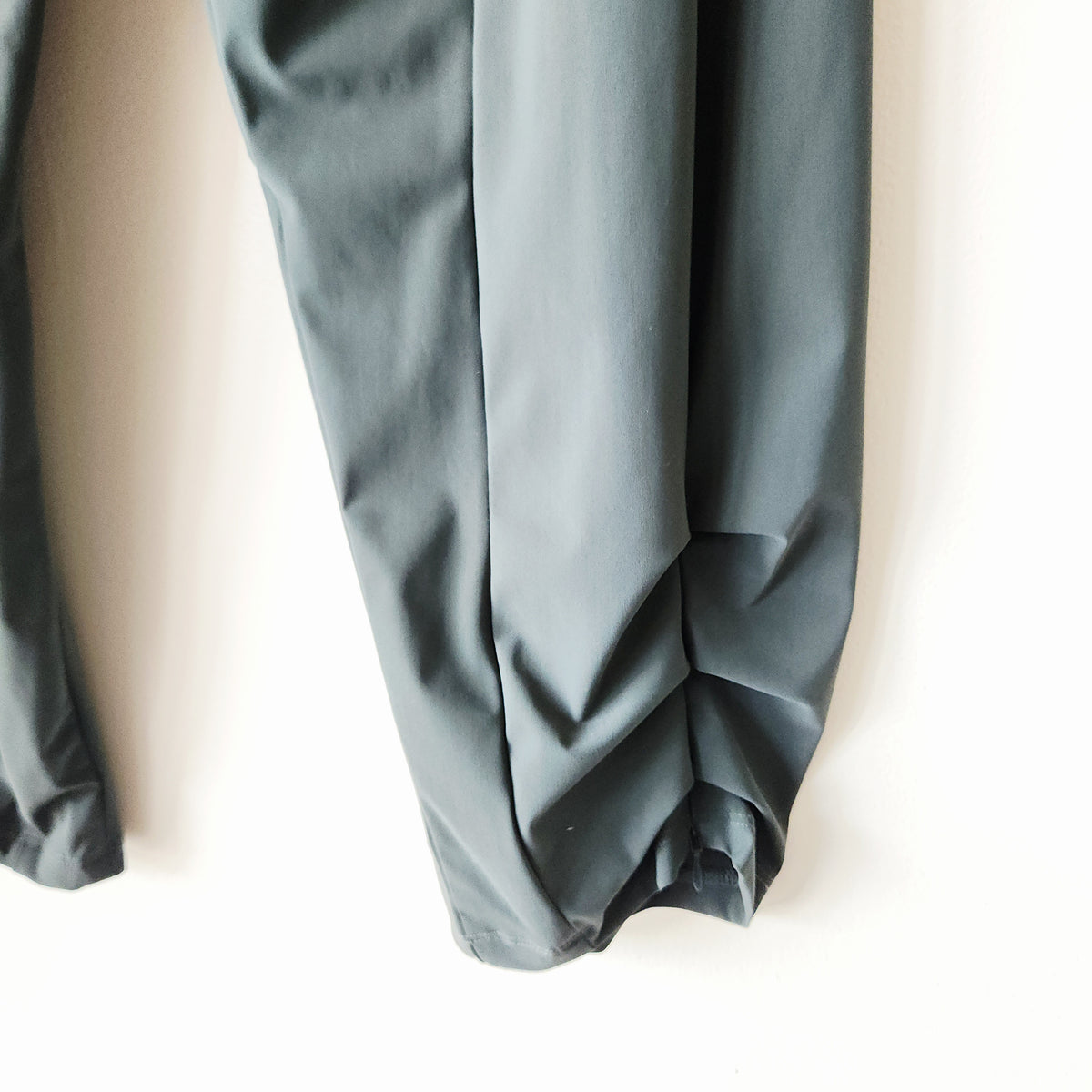 Porto Pull On Crop Pants with Pleating Detail - S