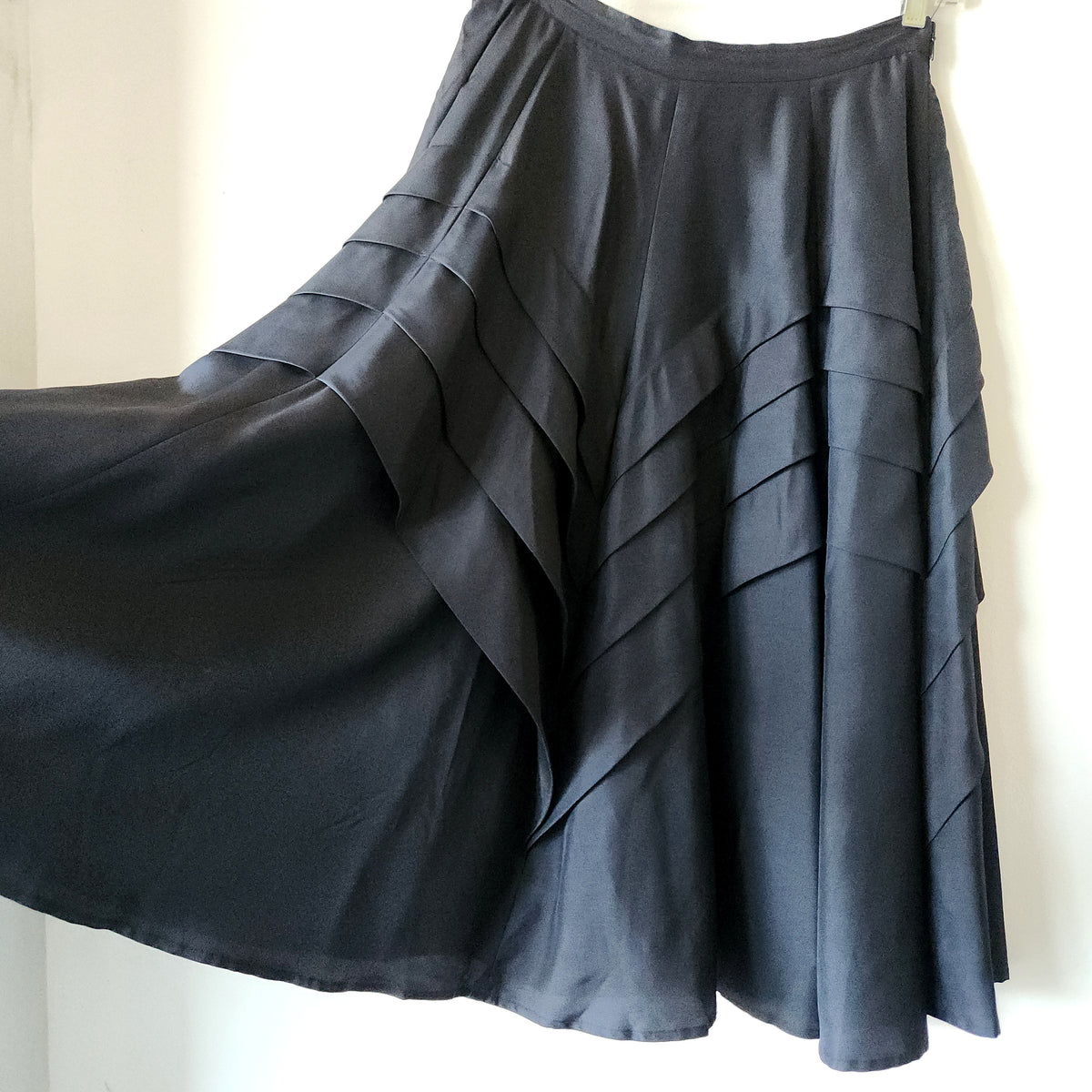 Max Mara 100% Silk Midi Skirt with Tiered Detail - size 6