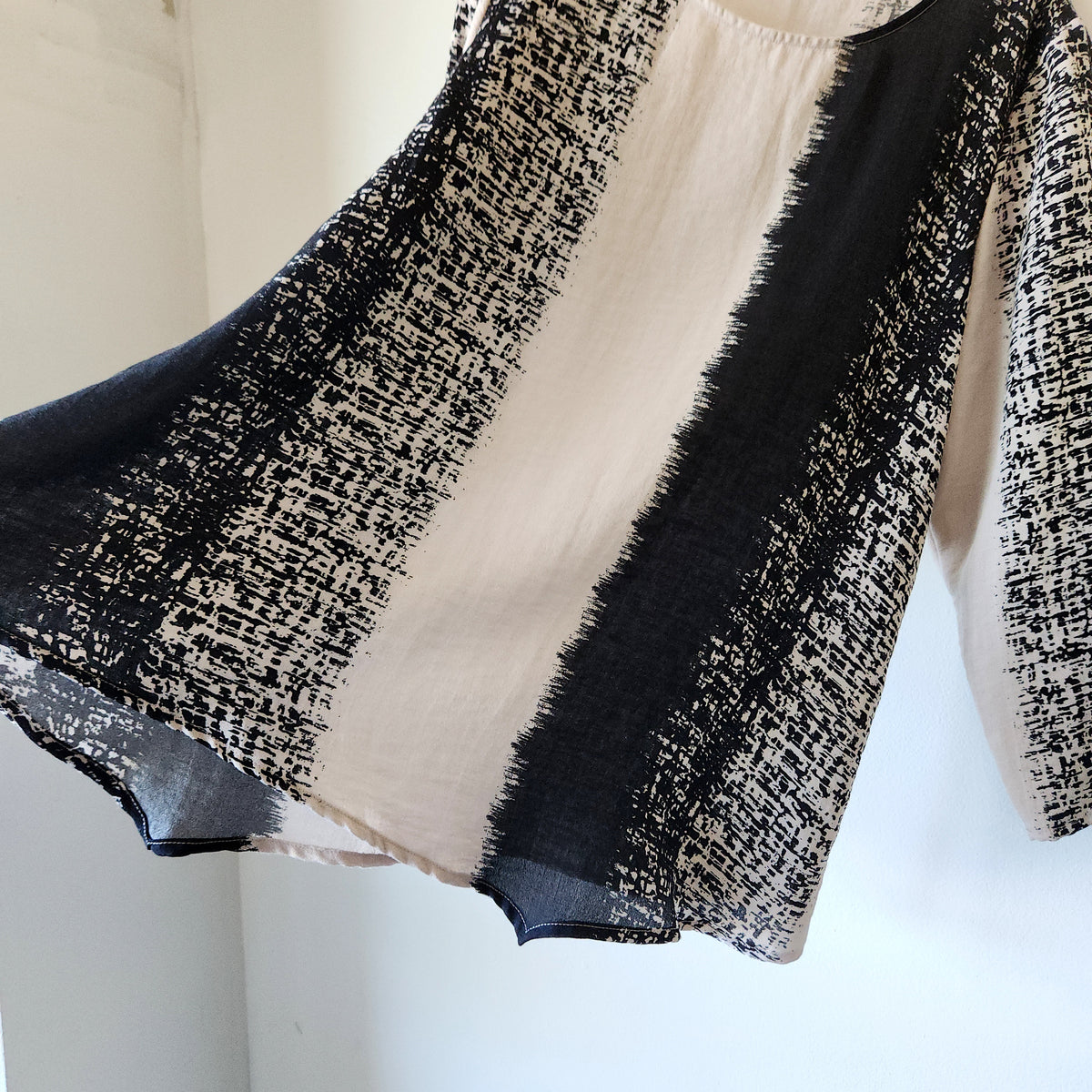 Habitat Top with Hem Details - M