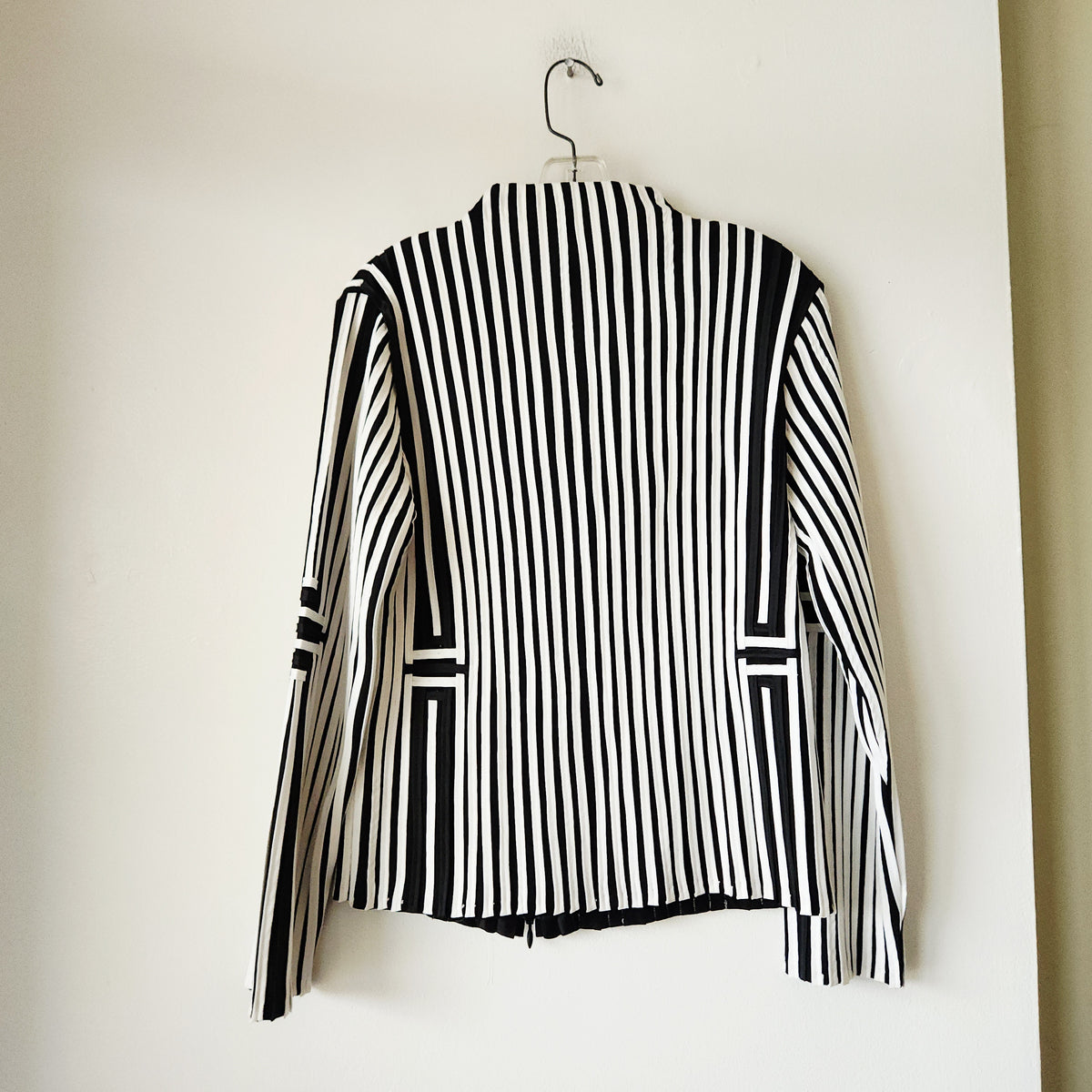 Weavz Black & White Applique Stripe Blazer with Zipper - M
