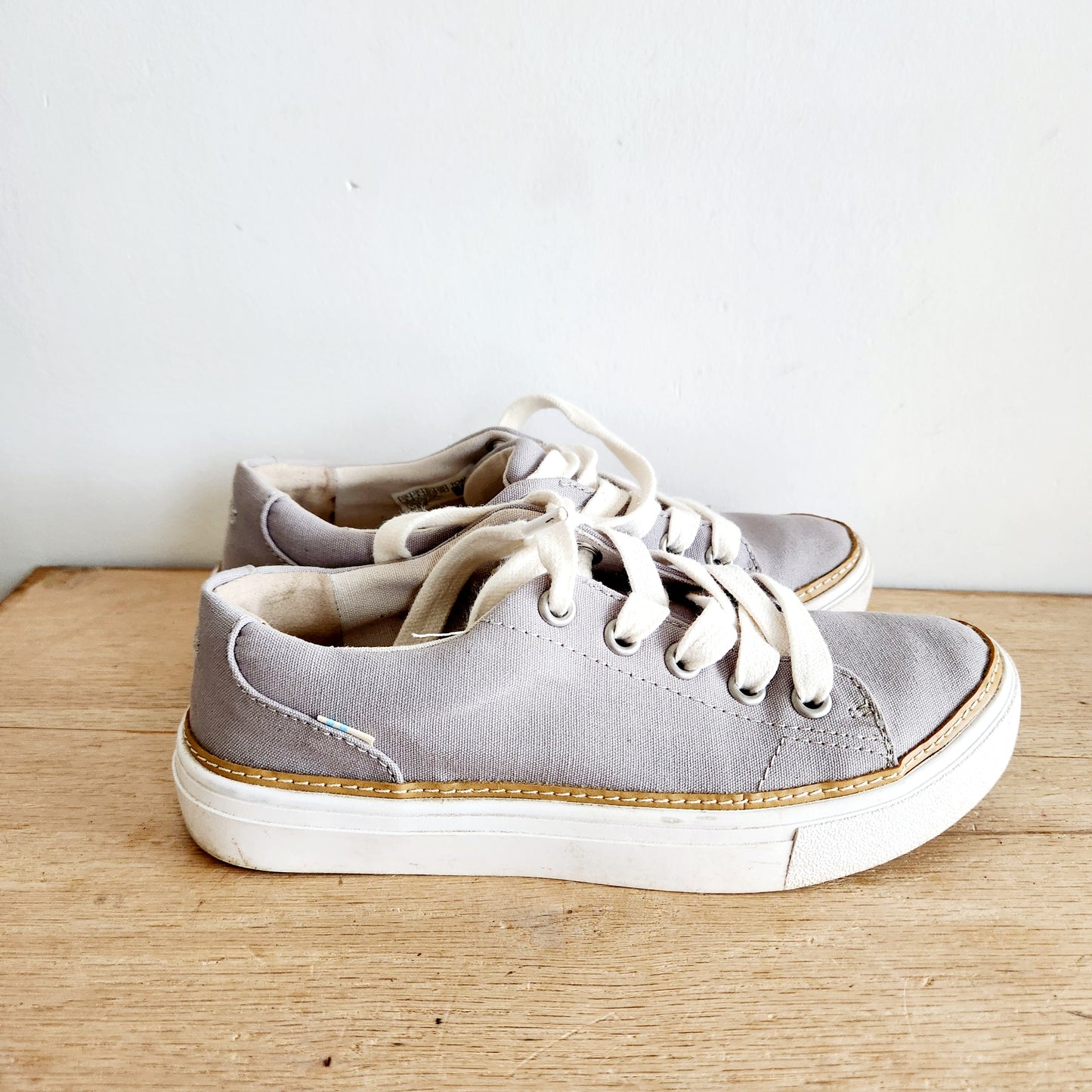 Tom's Low Top Lace Up Sneakers - size 6