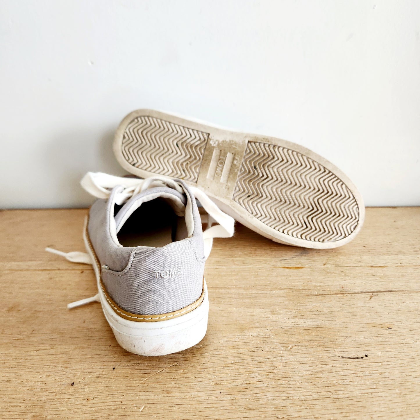 Tom's Low Top Lace Up Sneakers - size 6