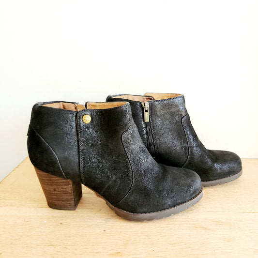 Clarks Indigo Leather Ankle Boots - size 8.5M