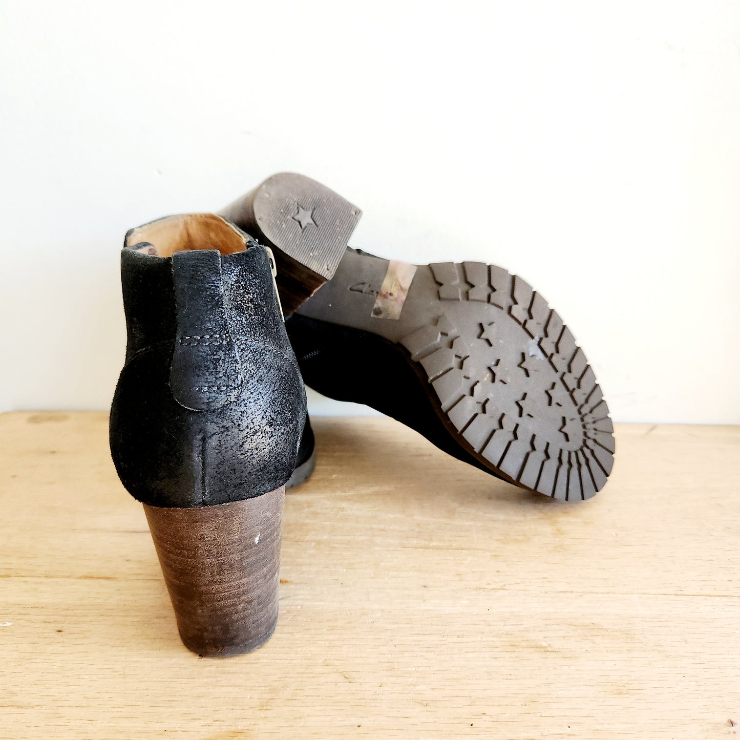 Clarks Indigo Leather Ankle Boots - size 8.5M