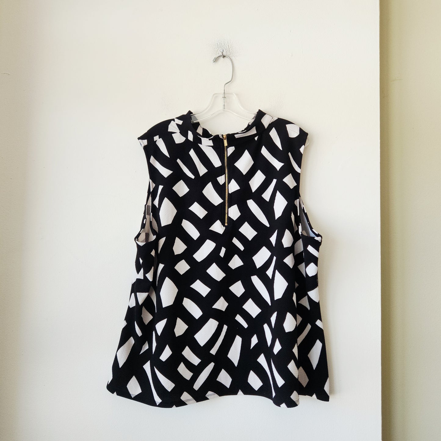 Calvin Klein Black & White Sleeveless Top - 3X