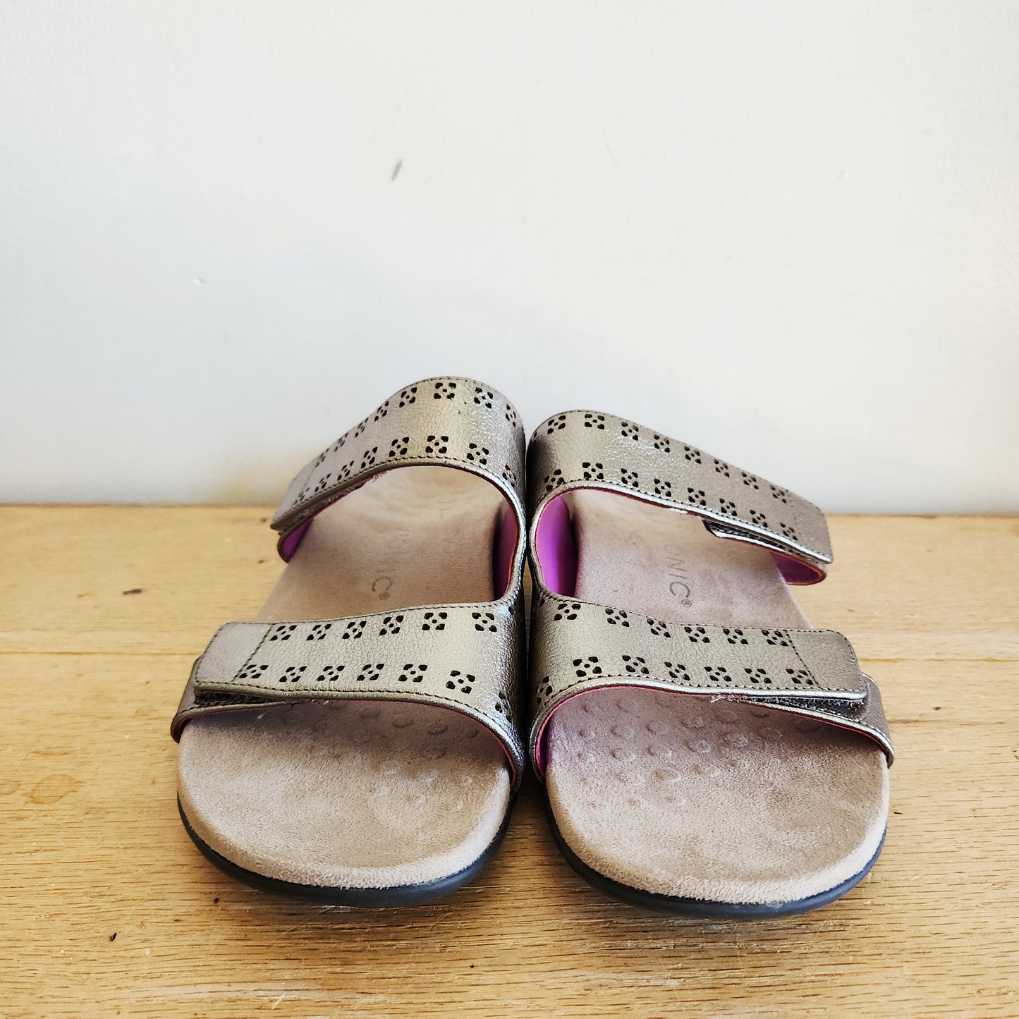 Vionic Nakia Silver Slide Sandals - size 9