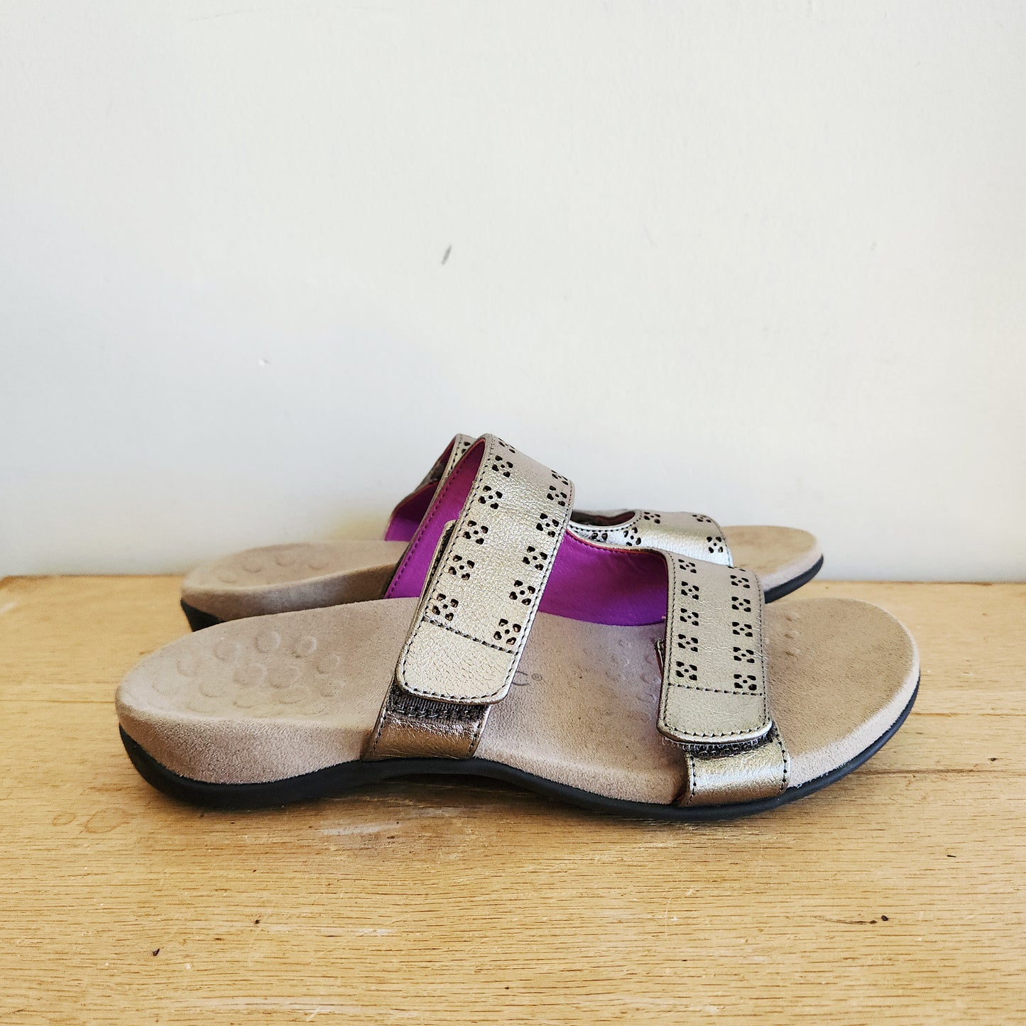 Vionic Nakia Silver Slide Sandals - size 9