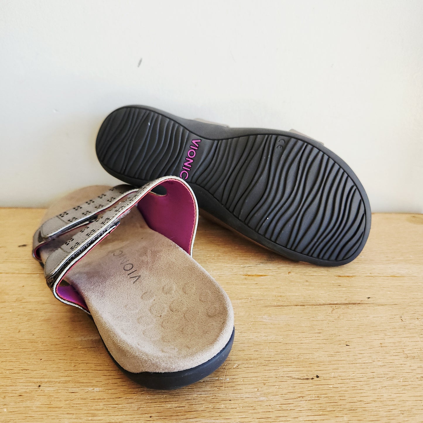 Vionic Nakia Silver Slide Sandals - size 9