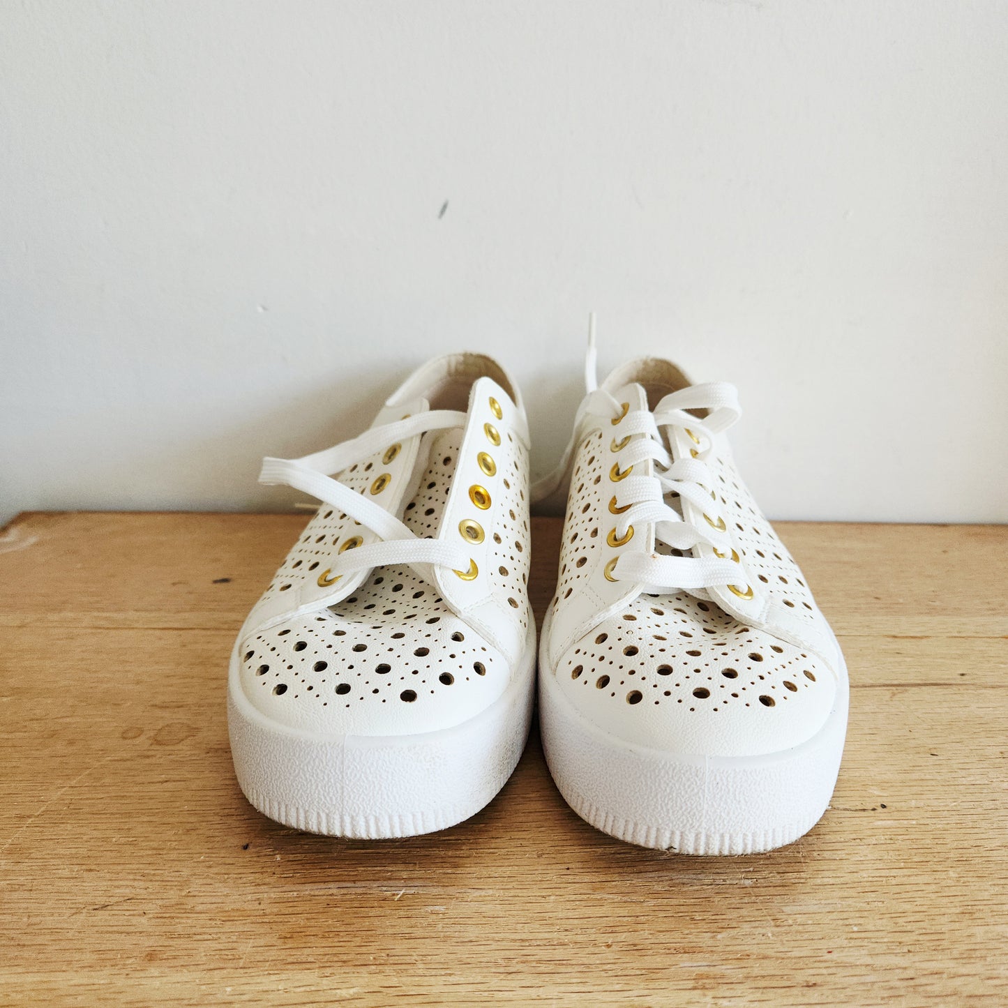 Dolce Vita Perforated Eyelet Low Top Sneakers - size 7.5