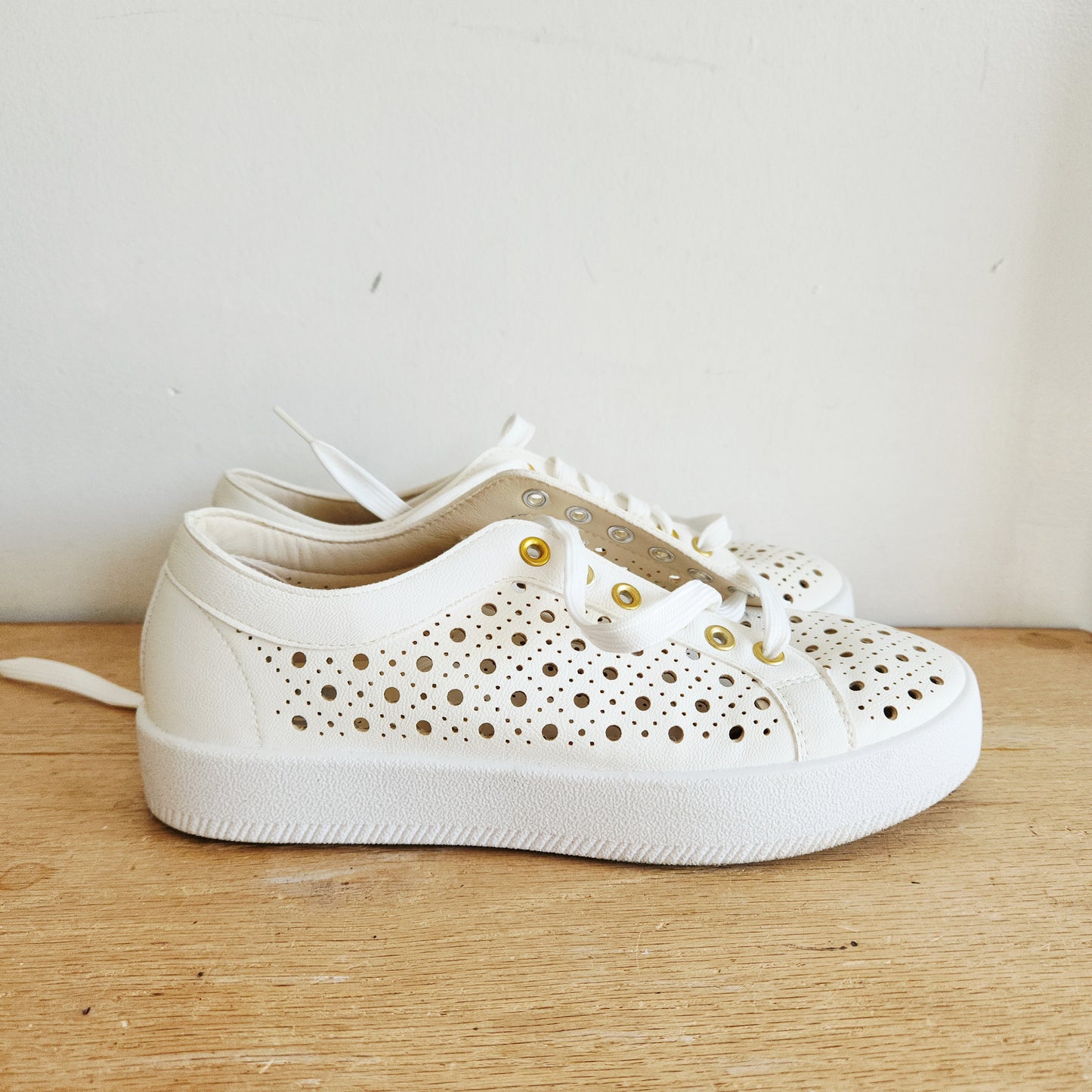 Dolce Vita Perforated Eyelet Low Top Sneakers - size 7.5
