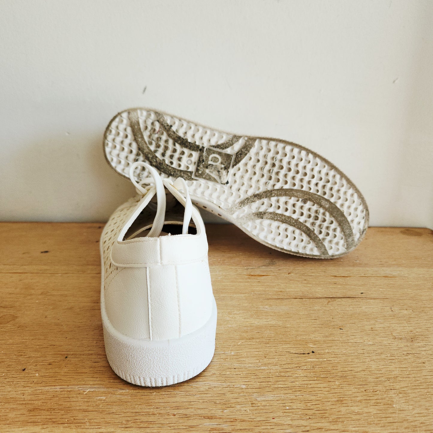 Dolce Vita Perforated Eyelet Low Top Sneakers - size 7.5