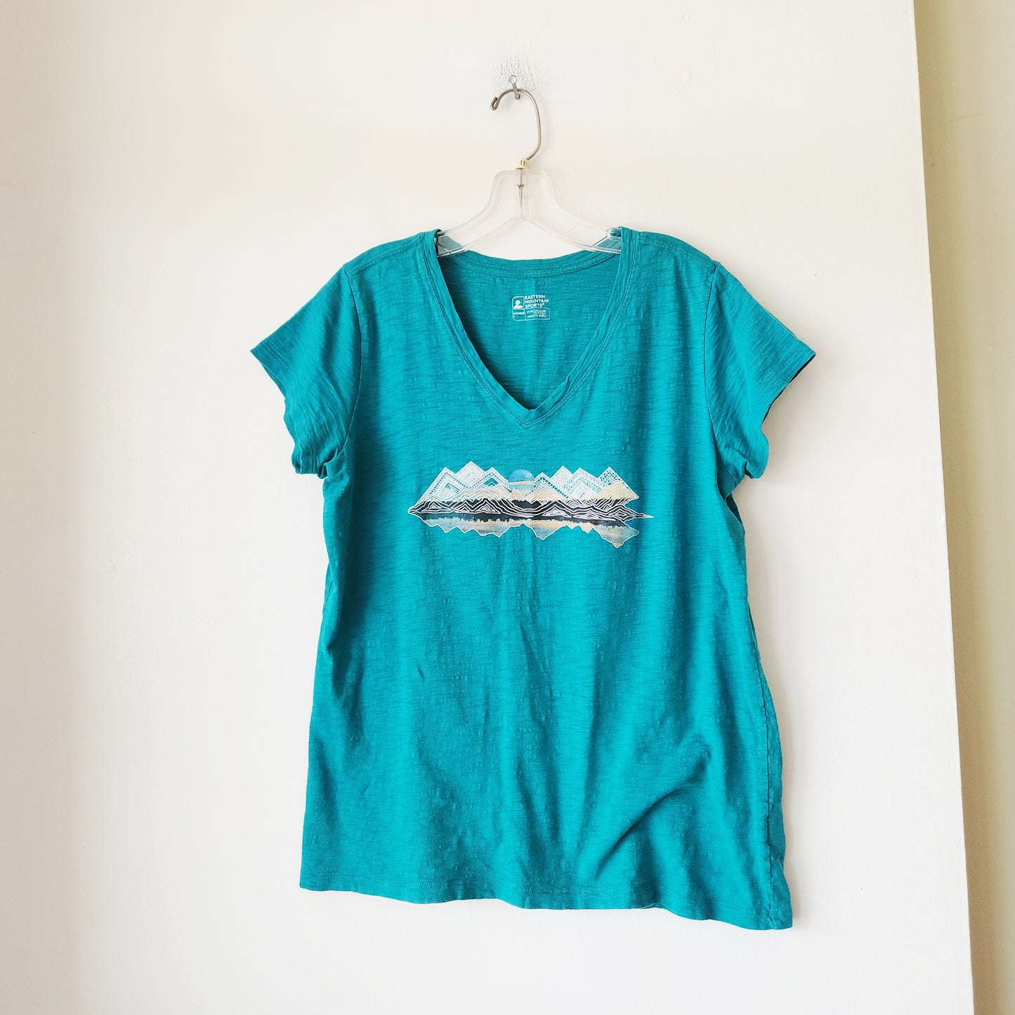 EMS 100% Organic Cotton V-Neck Mountain Range Tee - L