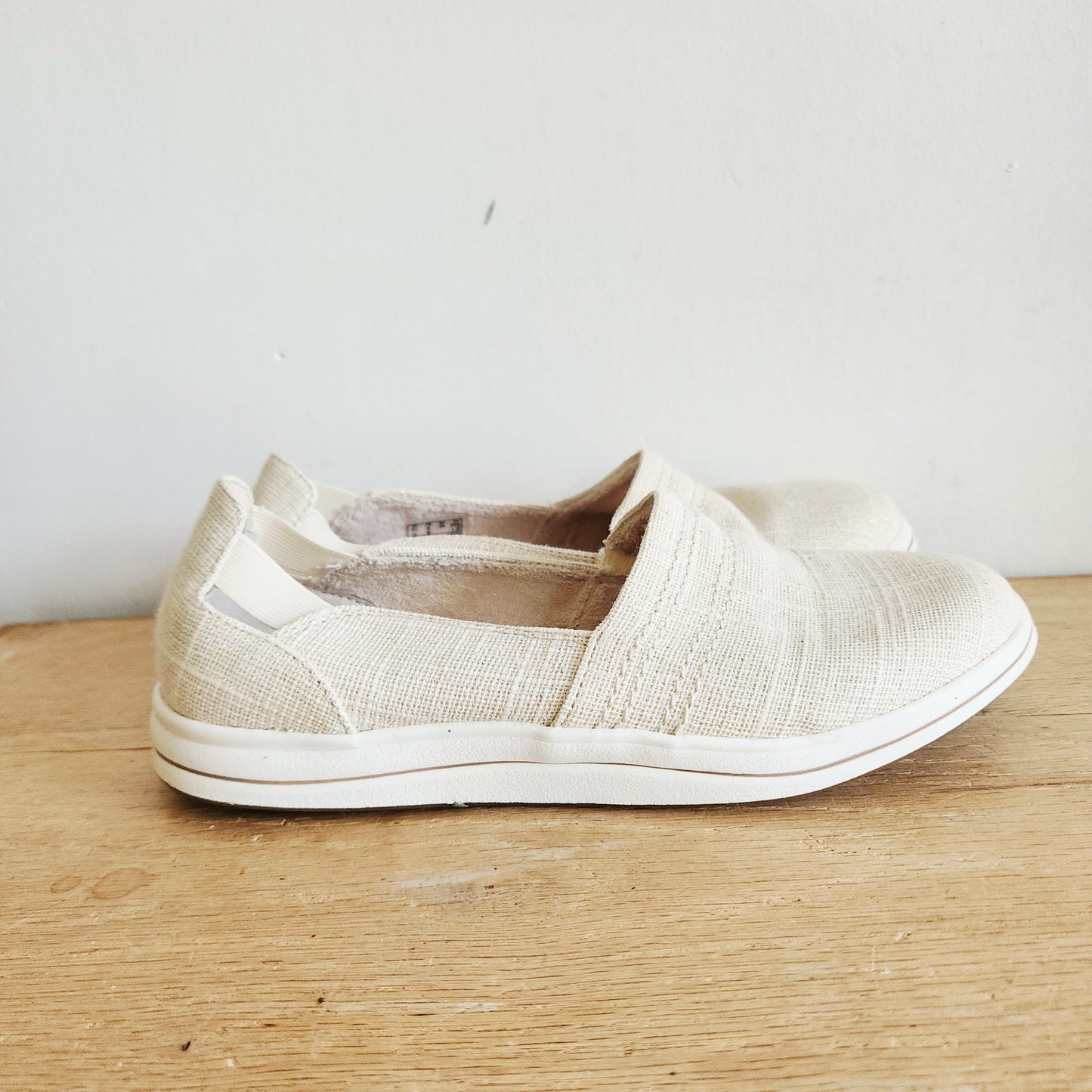 Clarks Cloudsteppers Slip On Shoes with Sparkle - size 6
