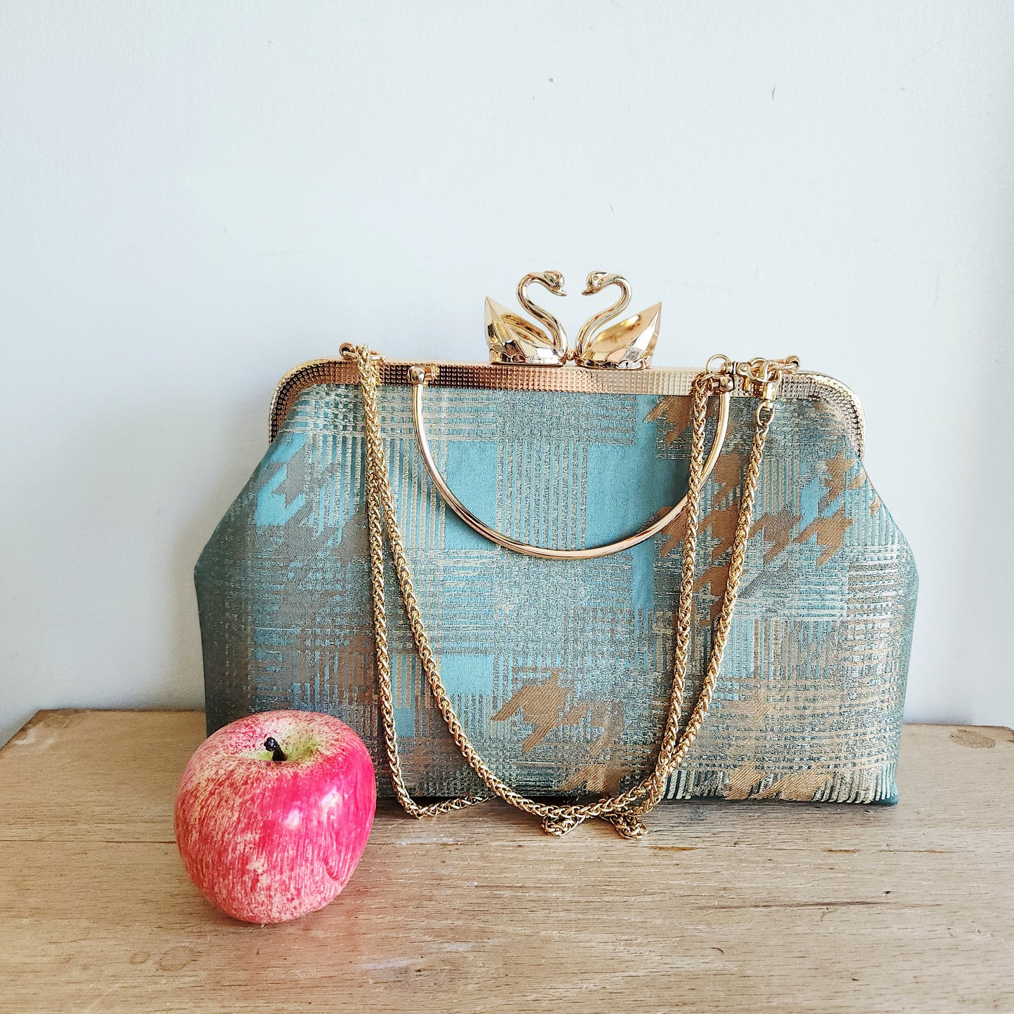 Suxia Design & Sew Purse with Swan Motif Snap Top