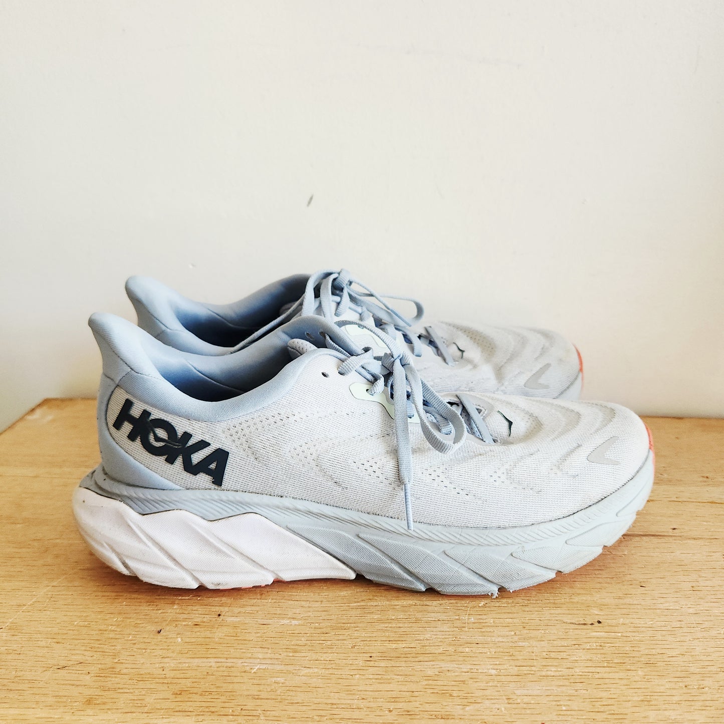Hoka Arahi 6 Sneakers - size 9.5B
