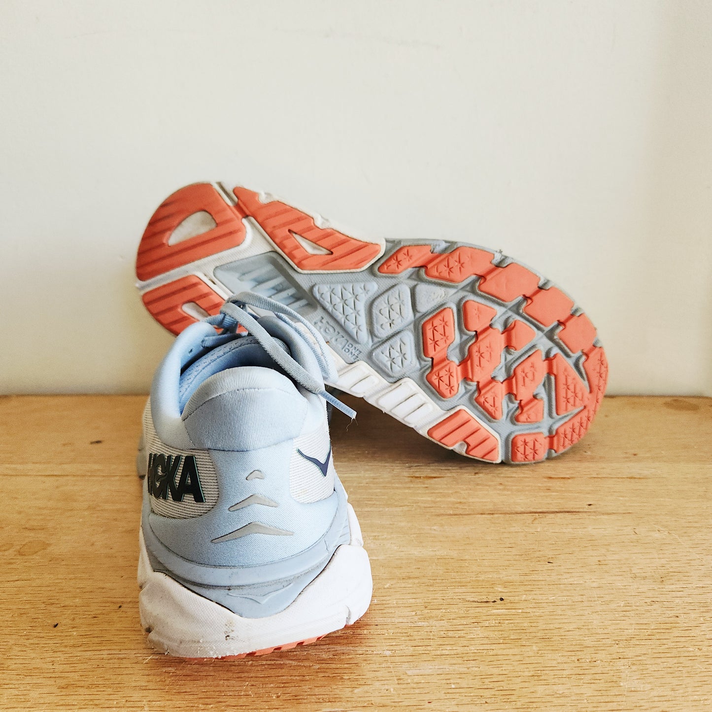 Hoka Arahi 6 Sneakers - size 9.5B