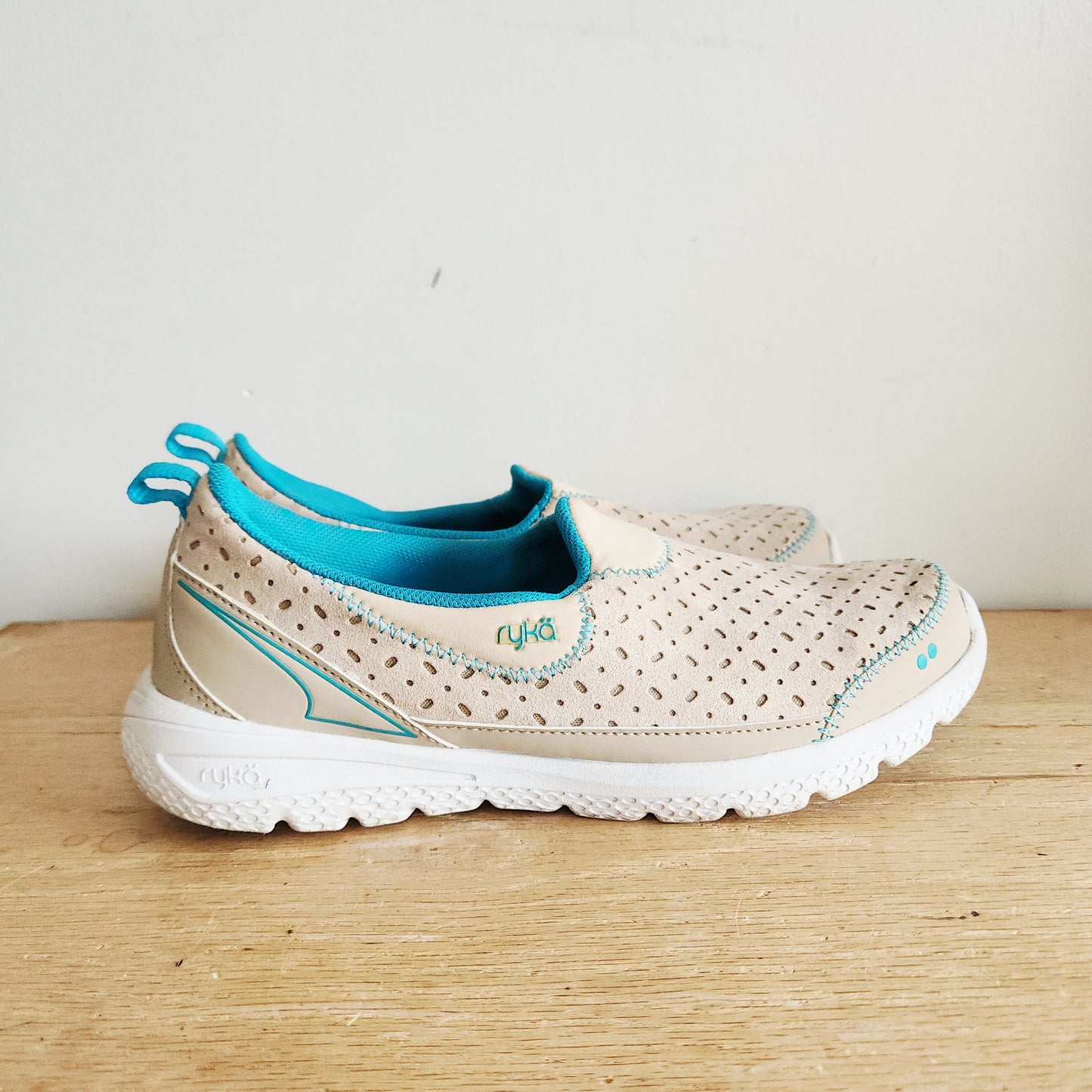 Rÿka Slip On Sneakers - size 8M