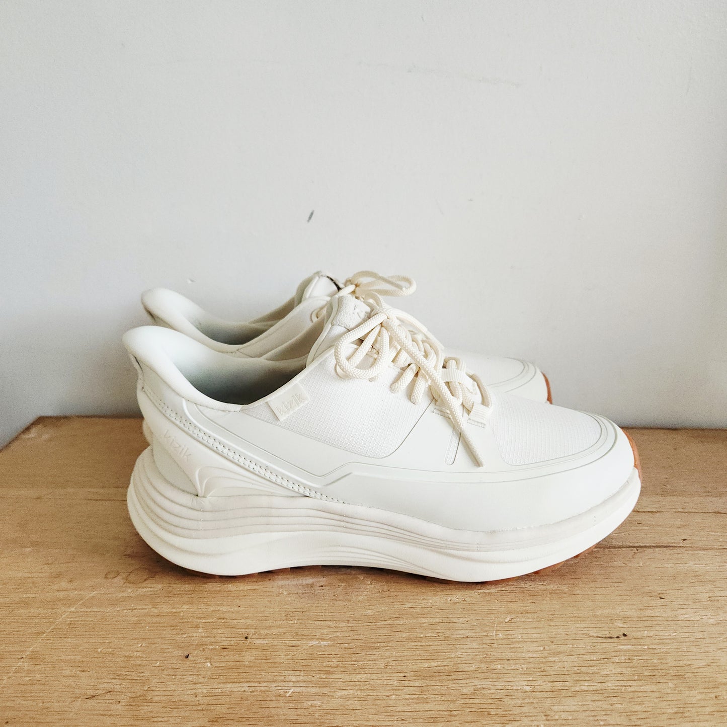 Kizik Hands Free Sneakers - size 7.5/39 Like New