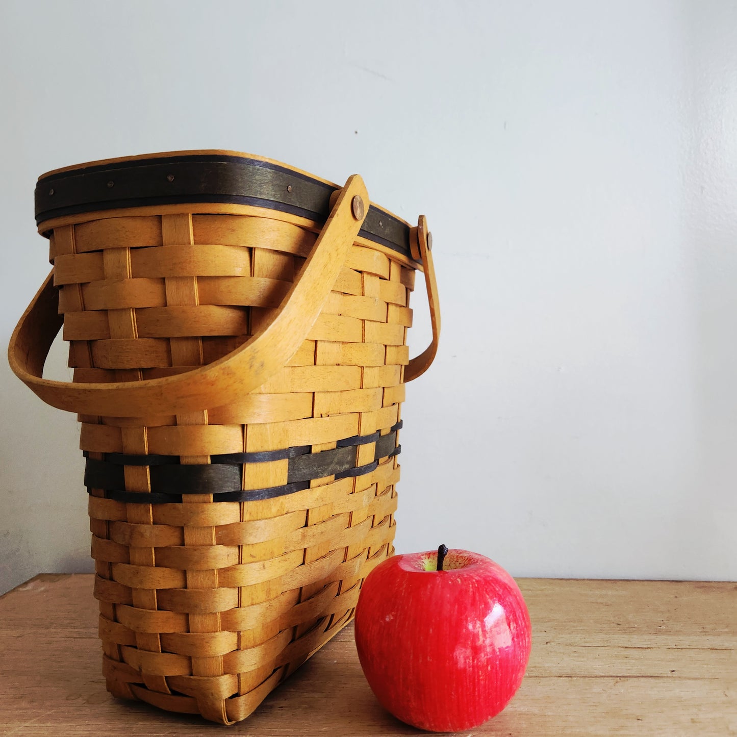 Longaberger 1997 Collectors Club Basket 10"W 12"H