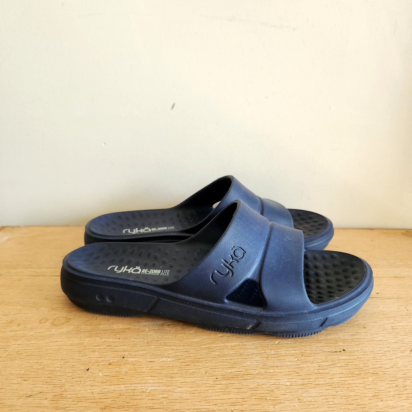 Rÿka Re-Zorb Navy Cushion Slides - size 10
