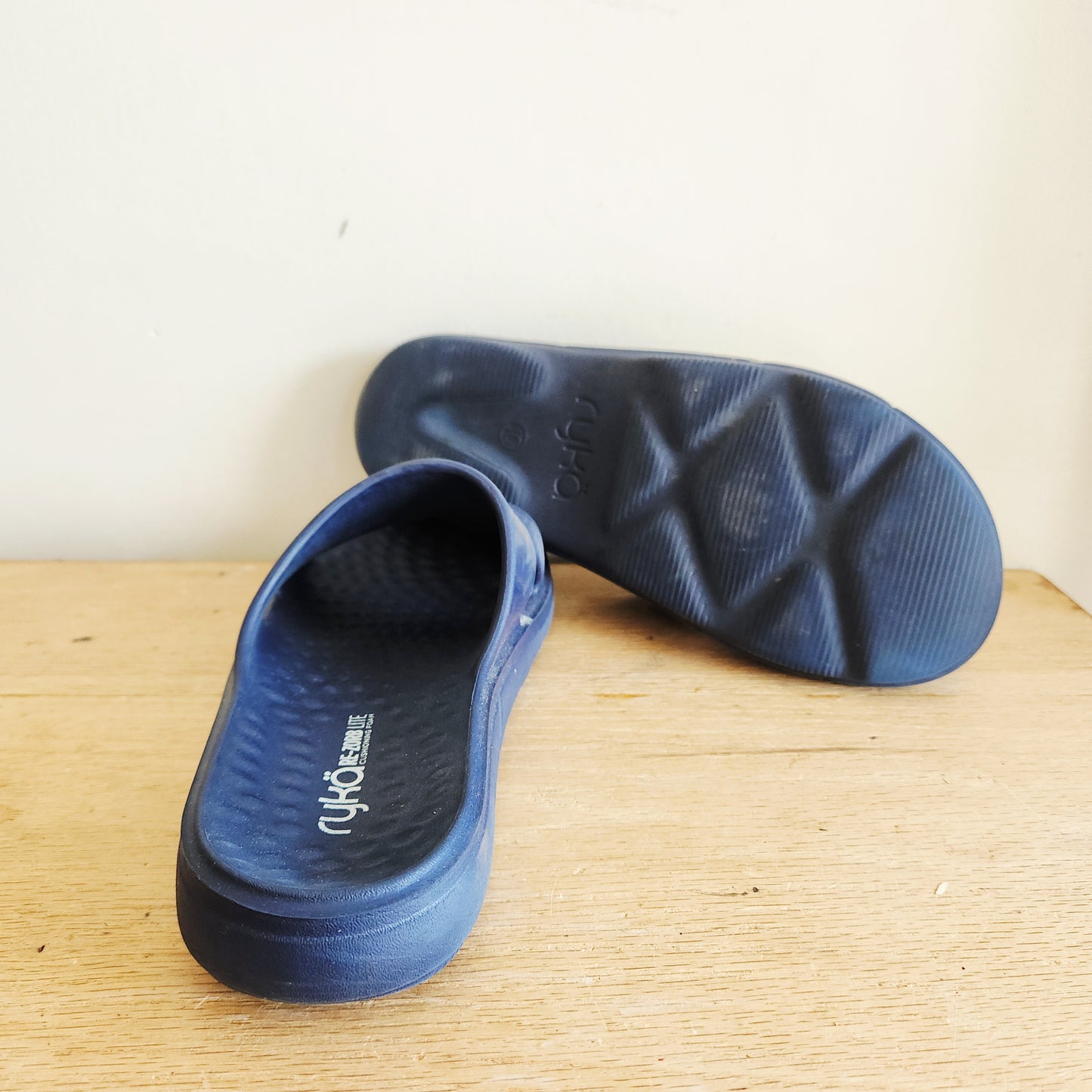 Rÿka Re-Zorb Navy Cushion Slides - size 10