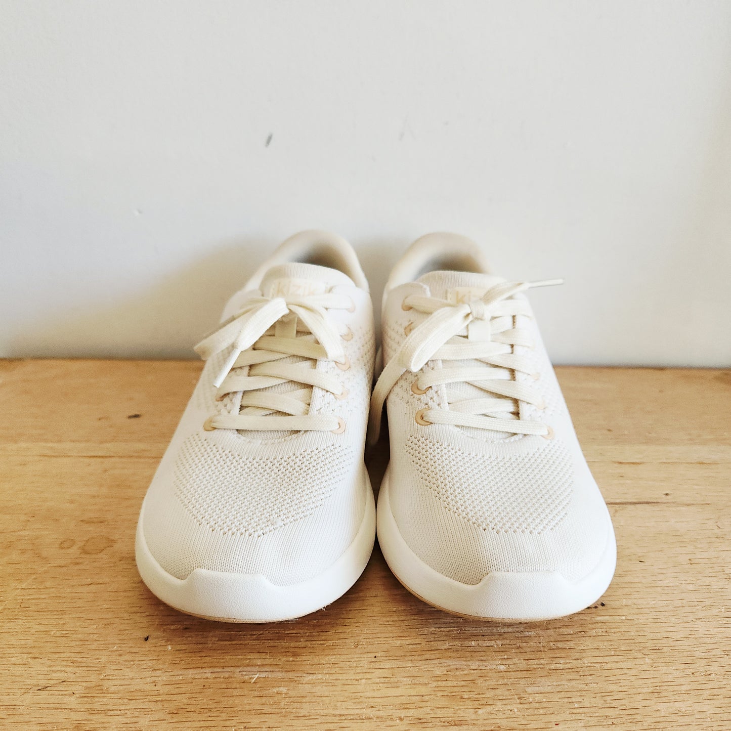 Kizik Hands Free Sneakers - size Men's 6.5 Wide/Women's 8 Wide