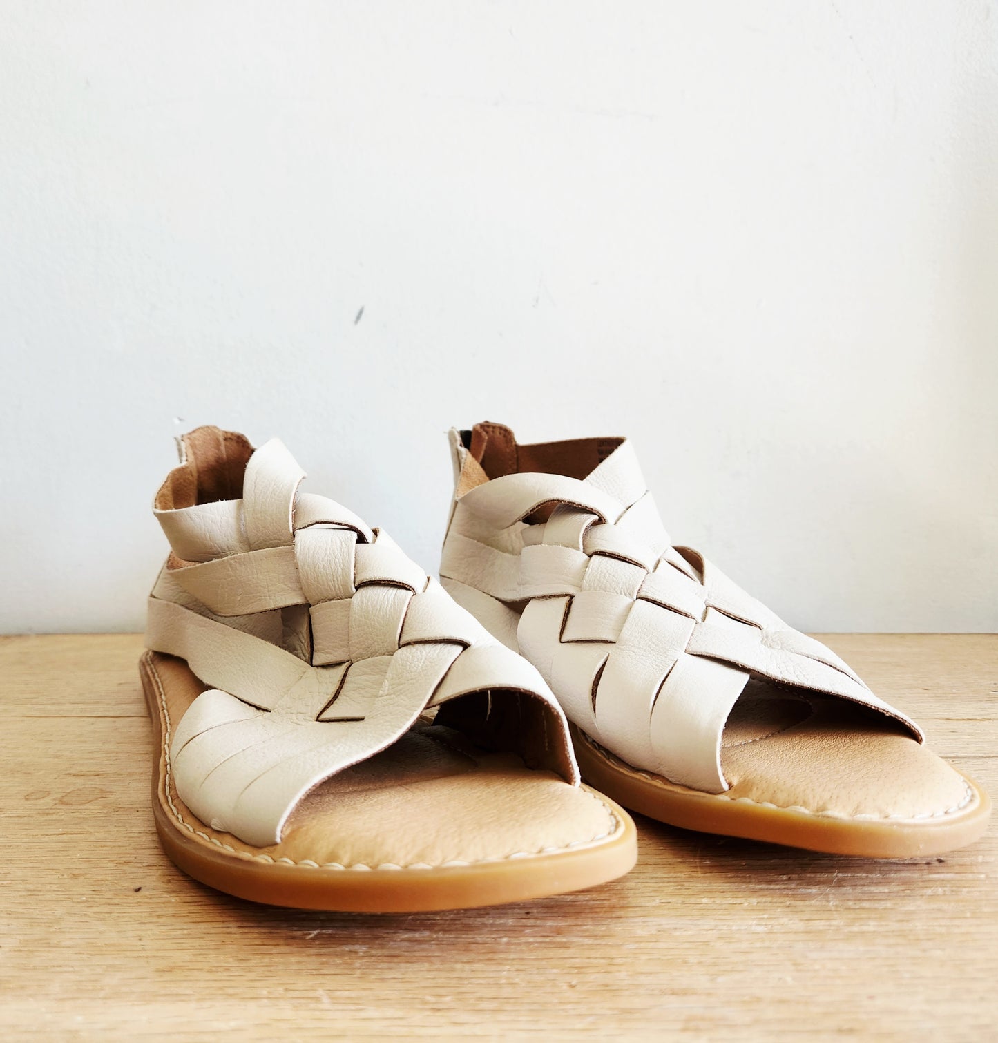 Born Sofia Natural Sandals 7M LIKE NEW