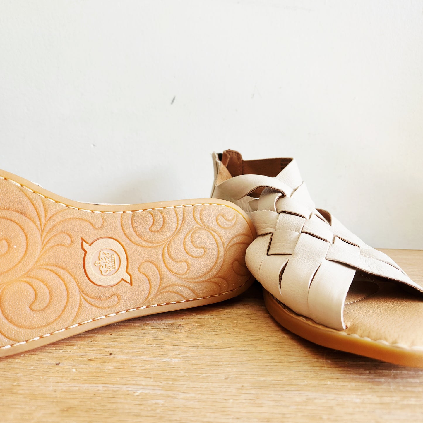 Born Sofia Natural Sandals 7M LIKE NEW