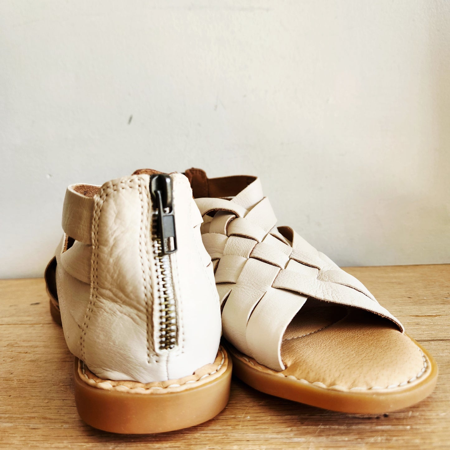 Born Sofia Natural Sandals 7M LIKE NEW