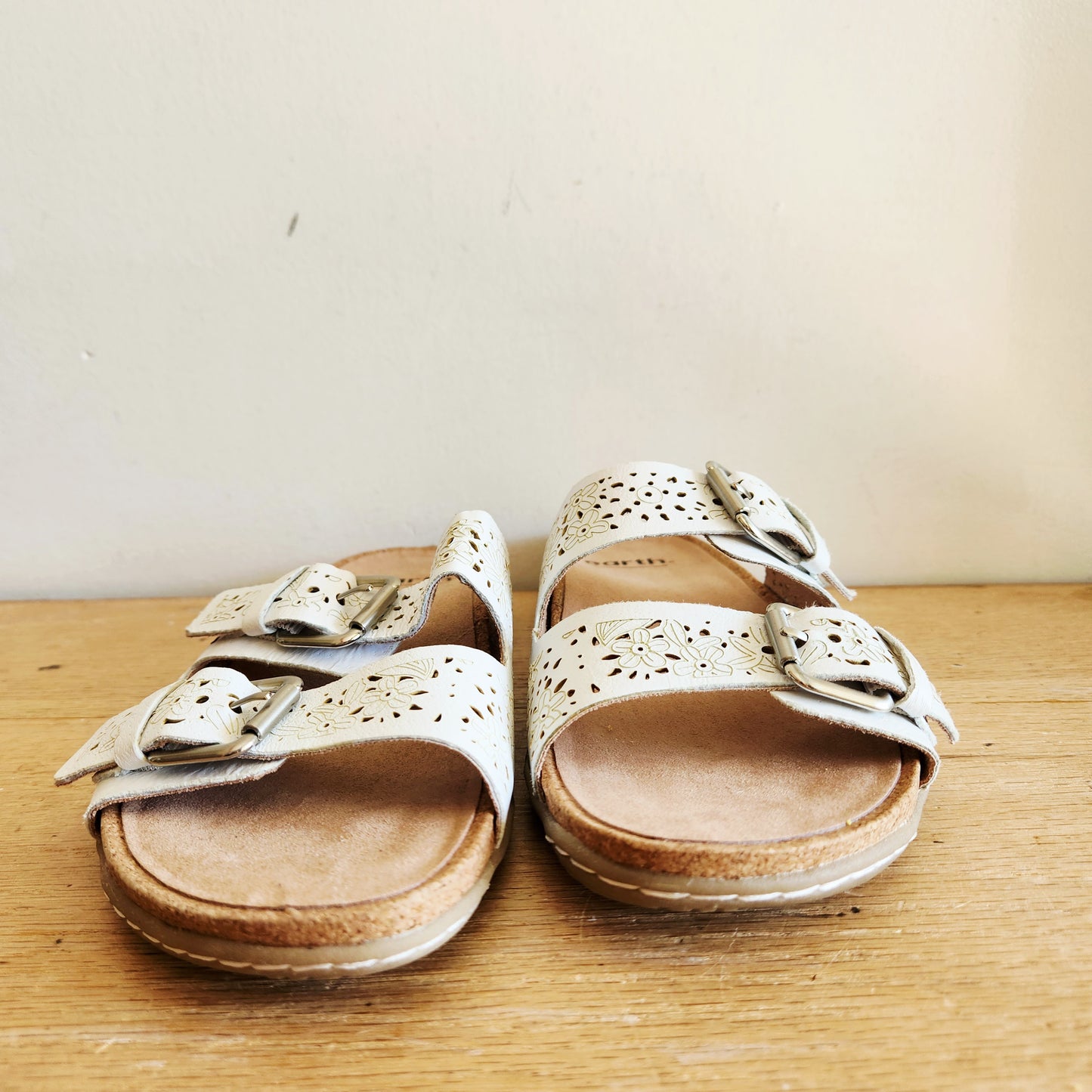 Earth Shoes White Leather Perforated Slide Sandals Size 7.5