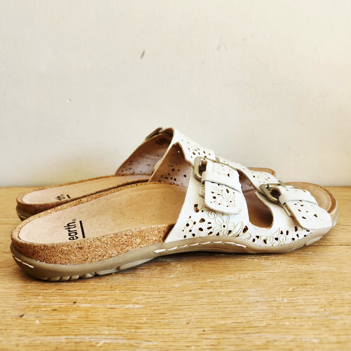 Earth Shoes White Leather Perforated Slide Sandals Size 7.5