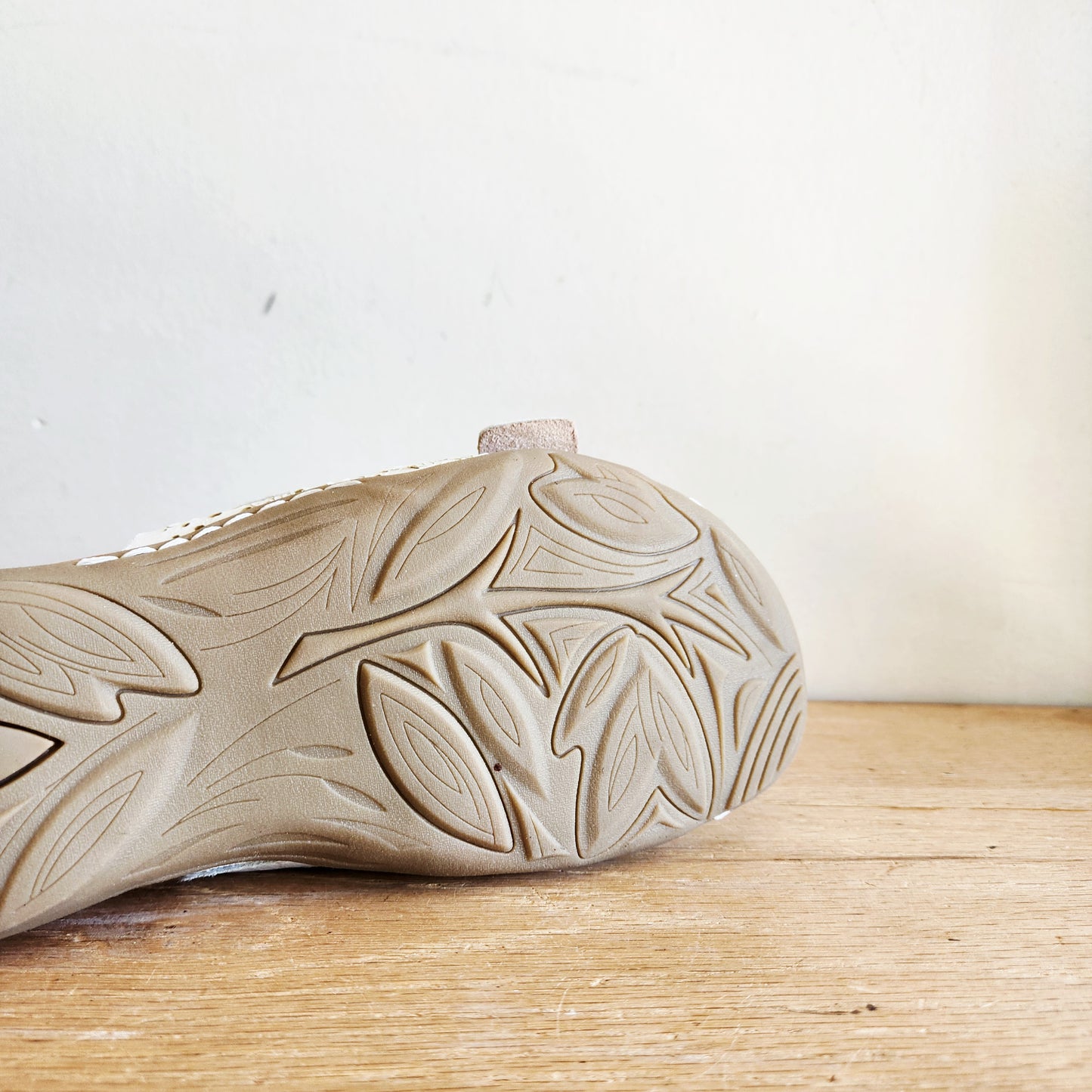 Earth Shoes White Leather Perforated Slide Sandals Size 7.5
