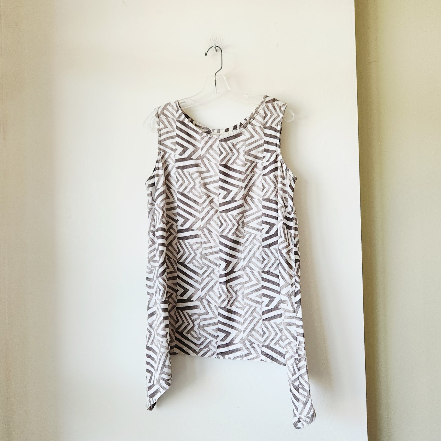 Eleven Stitch Design Handkerchief Hem Sleeveless Top - S