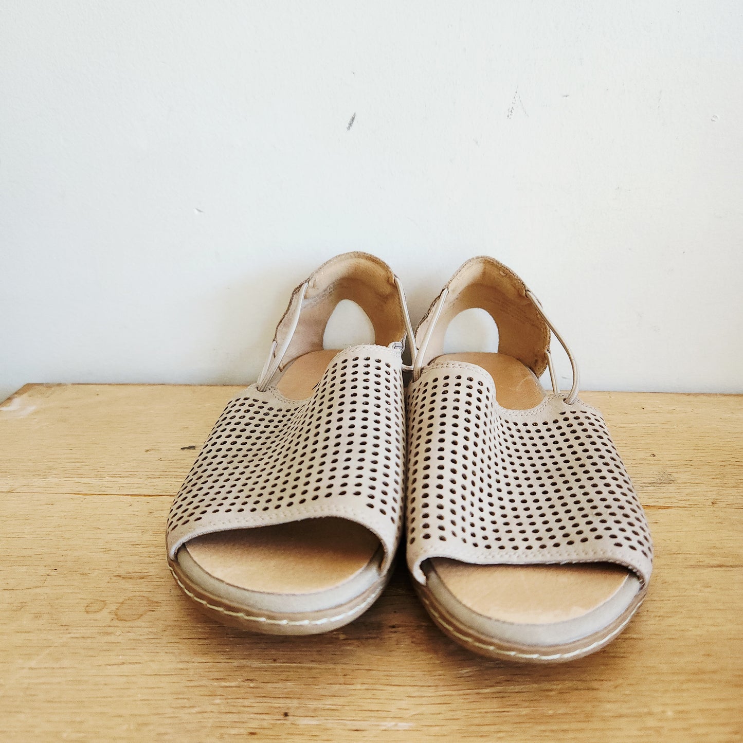 Earth Slip On Shoes - size 6B