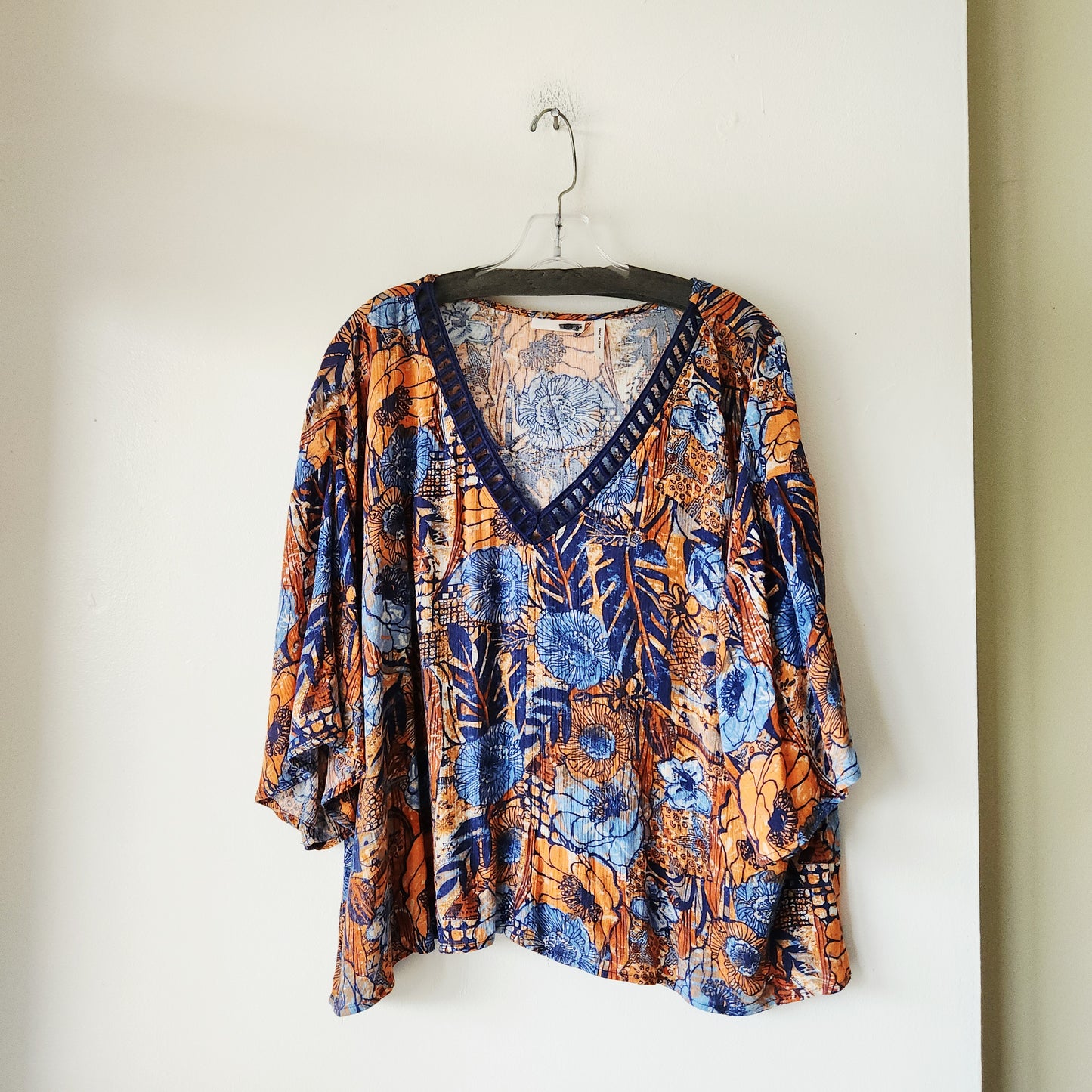 Luq Boxy Fit V-Neck Top - L