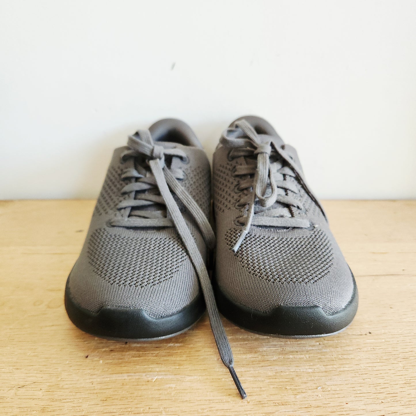 Kizik Hands Free Gray Sneakers - size Men's 6.5 Wide/Women's 8 Wide