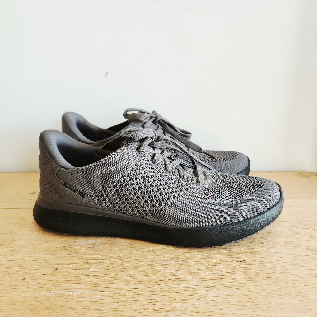 Kizik Hands Free Gray Sneakers - size Men's 6.5 Wide/Women's 8 Wide
